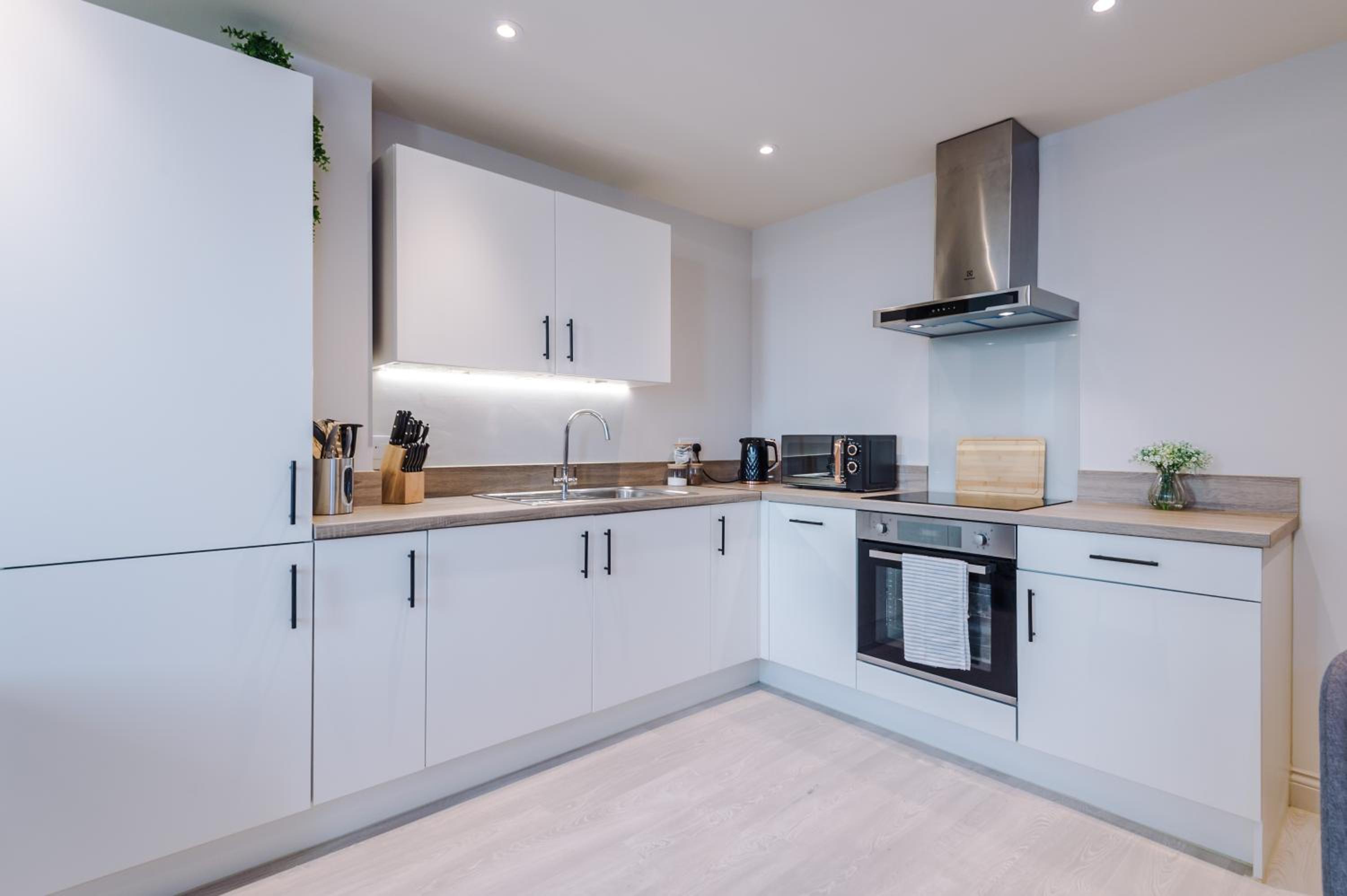 Beautifully Furnished Leeds Home Sleeps 5 view 3