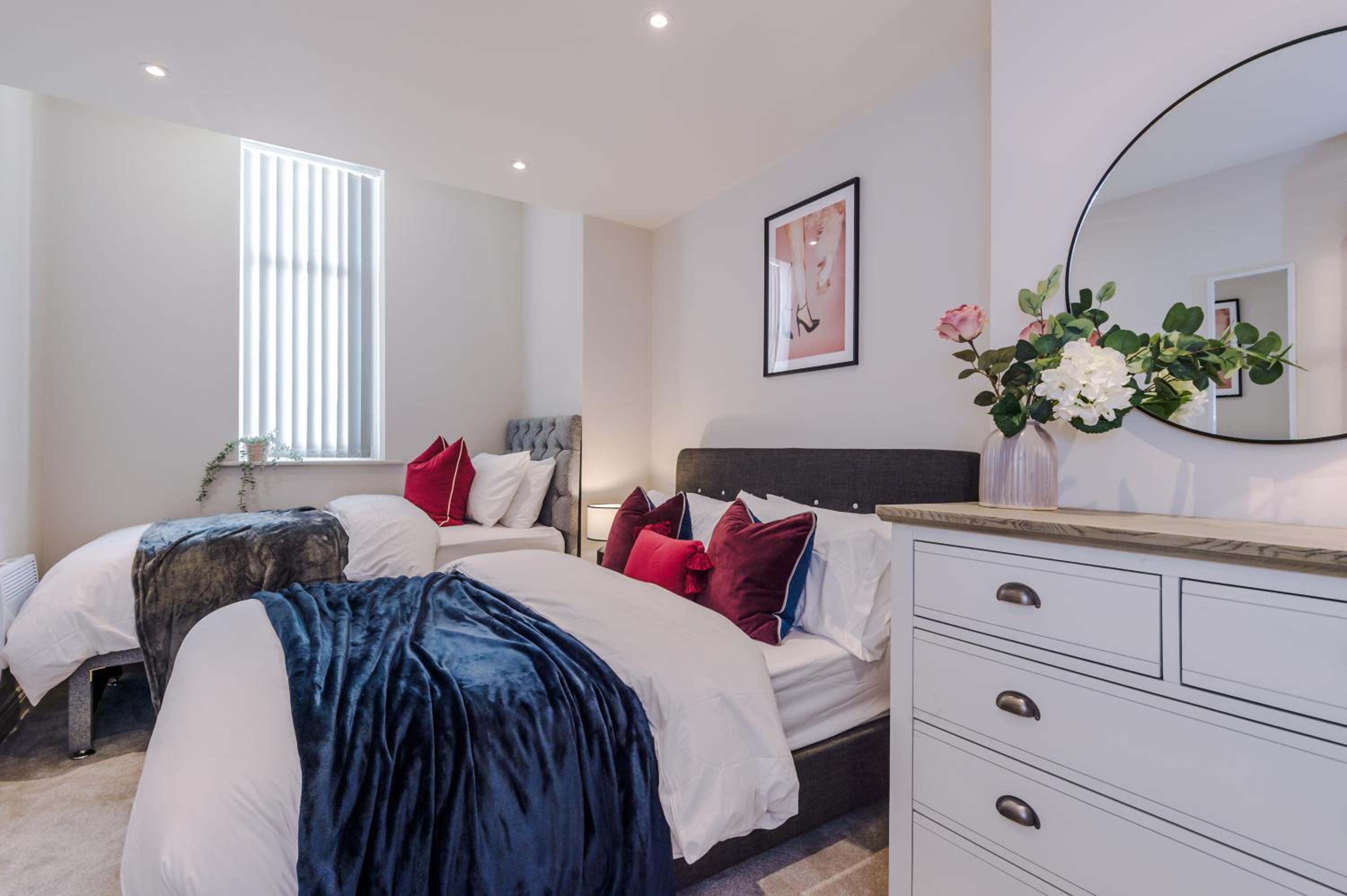 Beautifully Furnished Leeds Home Sleeps 5 view 2
