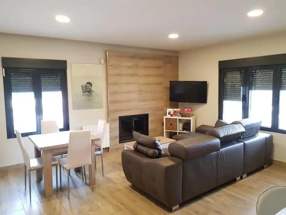 Chalet independiente en zona residencial rural con piscina privada