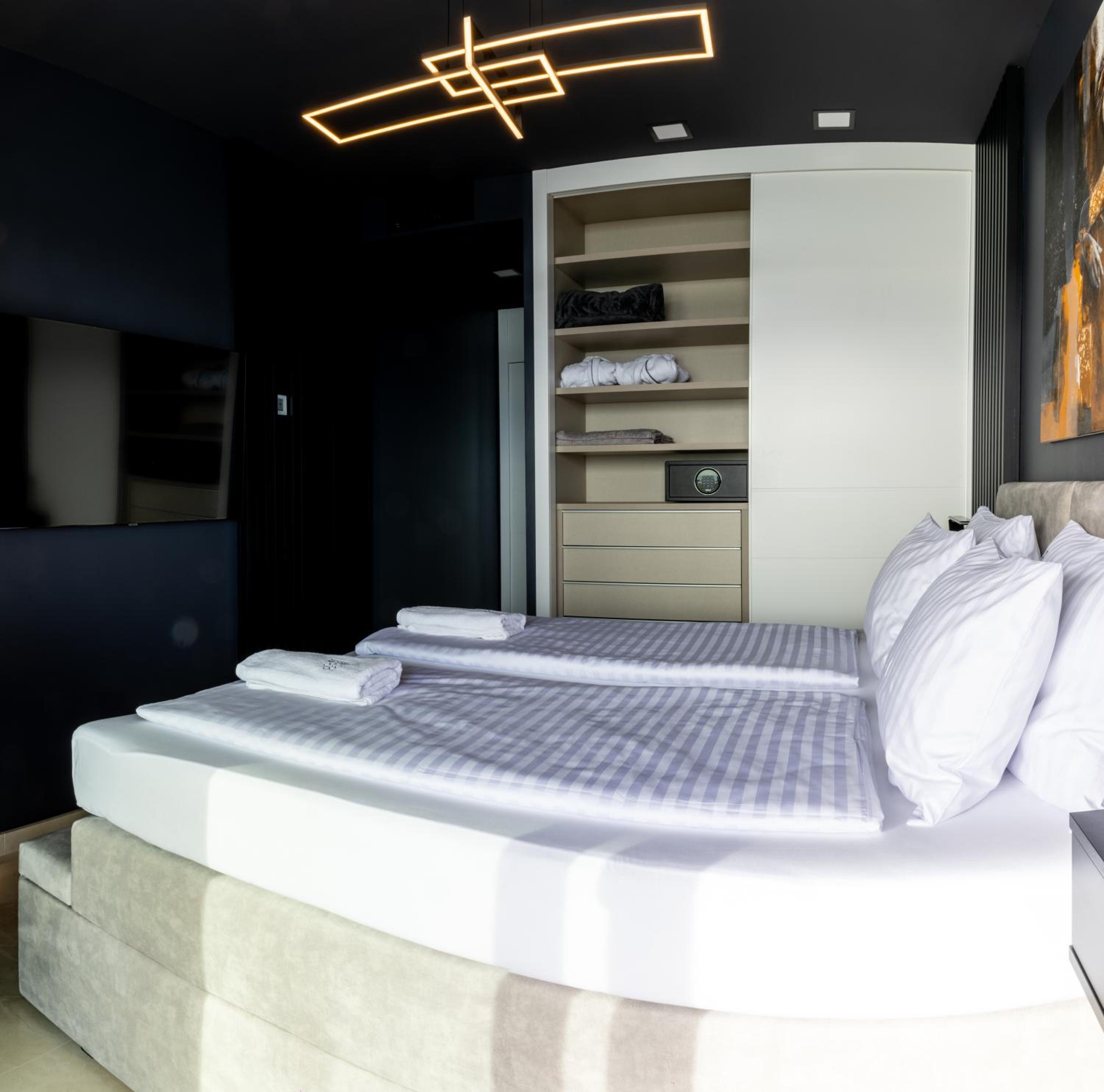 SUNSET CLIFFS VIP APARTMENT