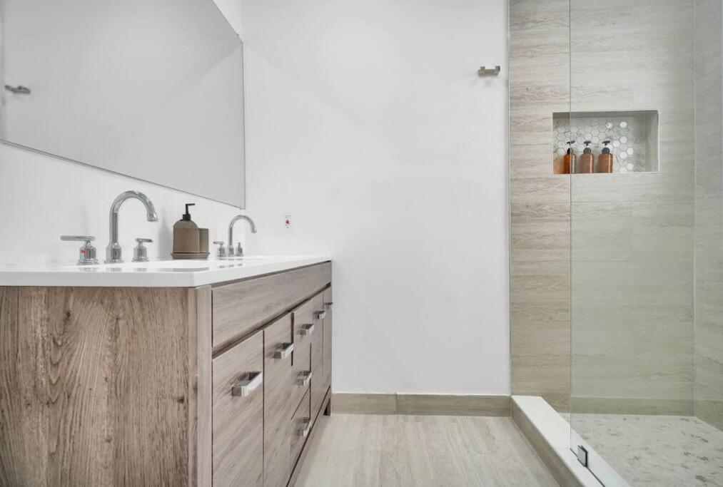 Miami Home 3 Bed 2 Bath Near Beach