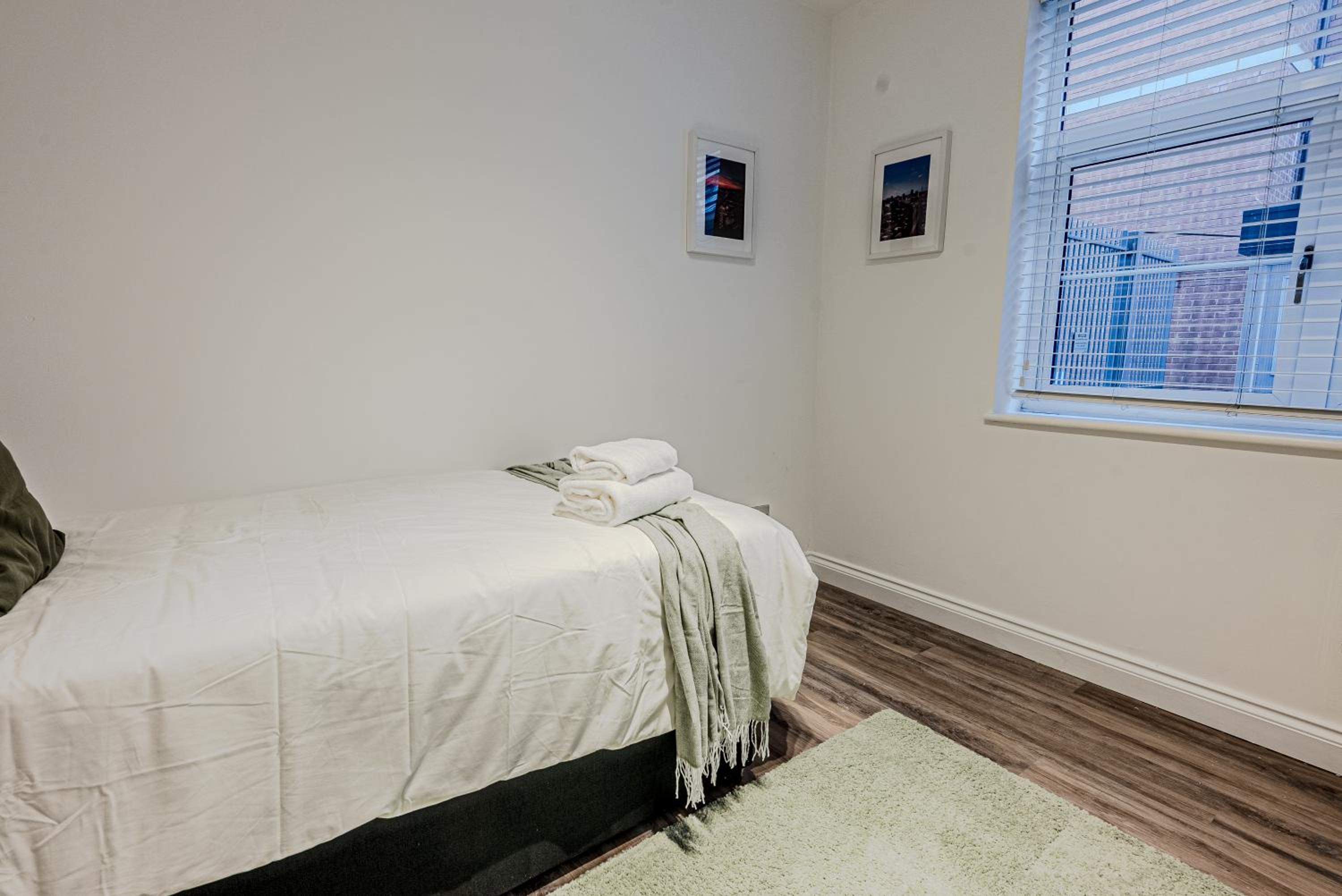 Spacious & Modern - 3 Bedroom - Gated - Free Parking - Jewellery Quarter view 2