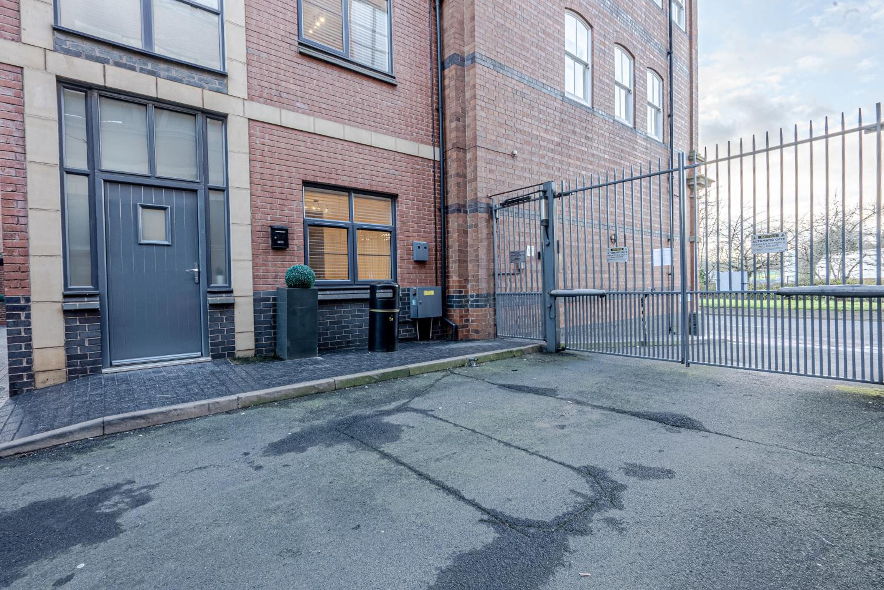 Spacious & Modern - 3 Bedroom - Gated - Free Parking - Jewellery Quarter view 4
