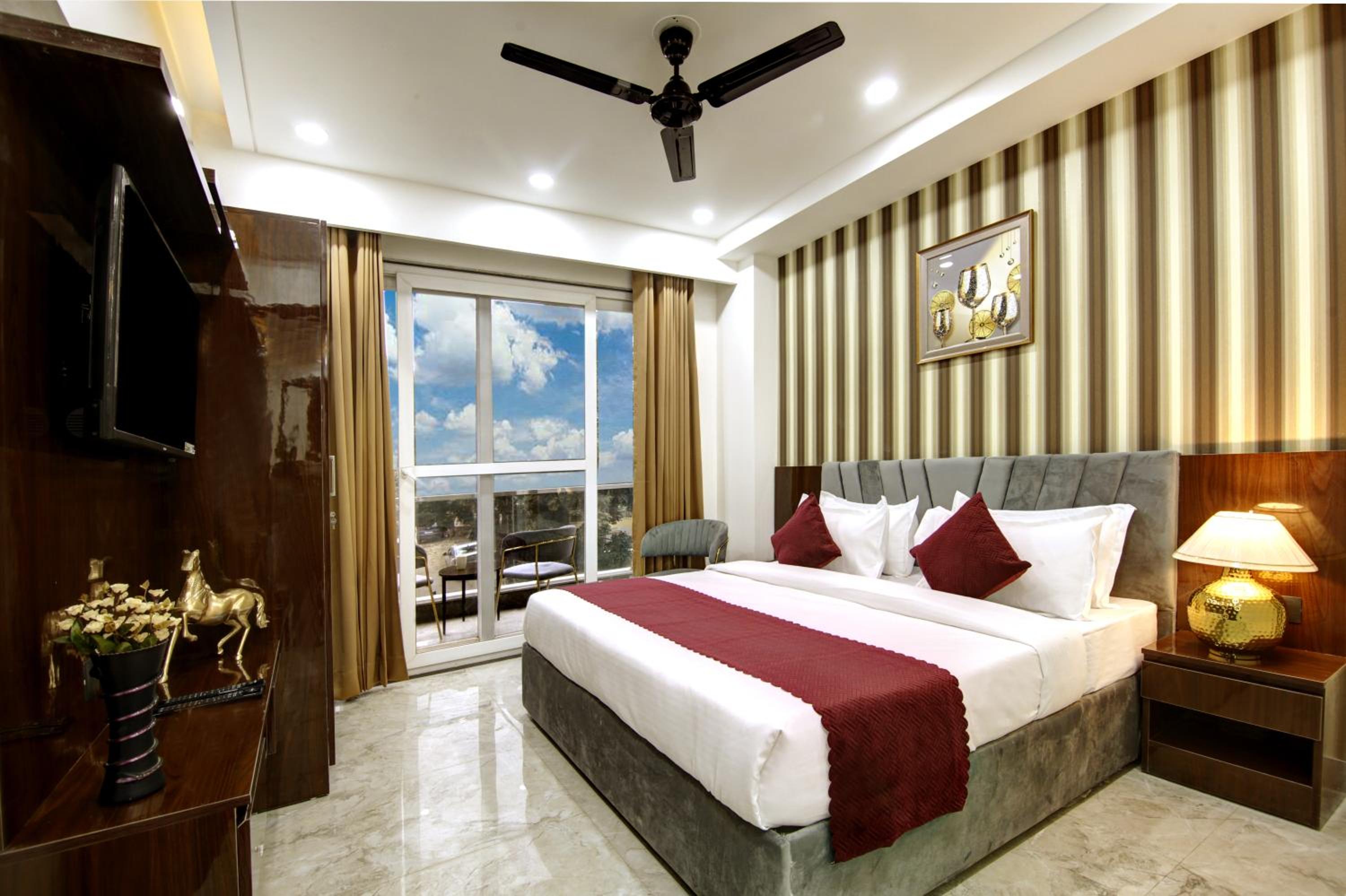 Limewood Stay - Millennium Huda city center view 3