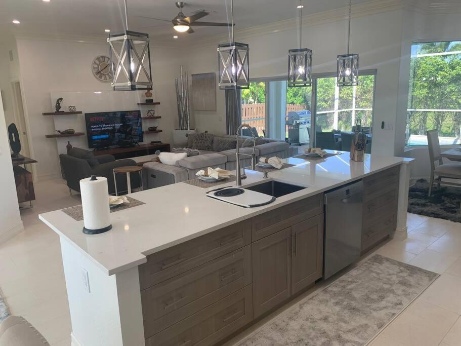 AAA - Marco Island Luxury Home, Walk To The Beach. view 4