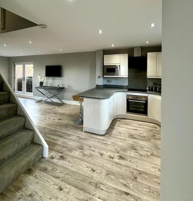 Entire Town House In Liverpool Marina view 2