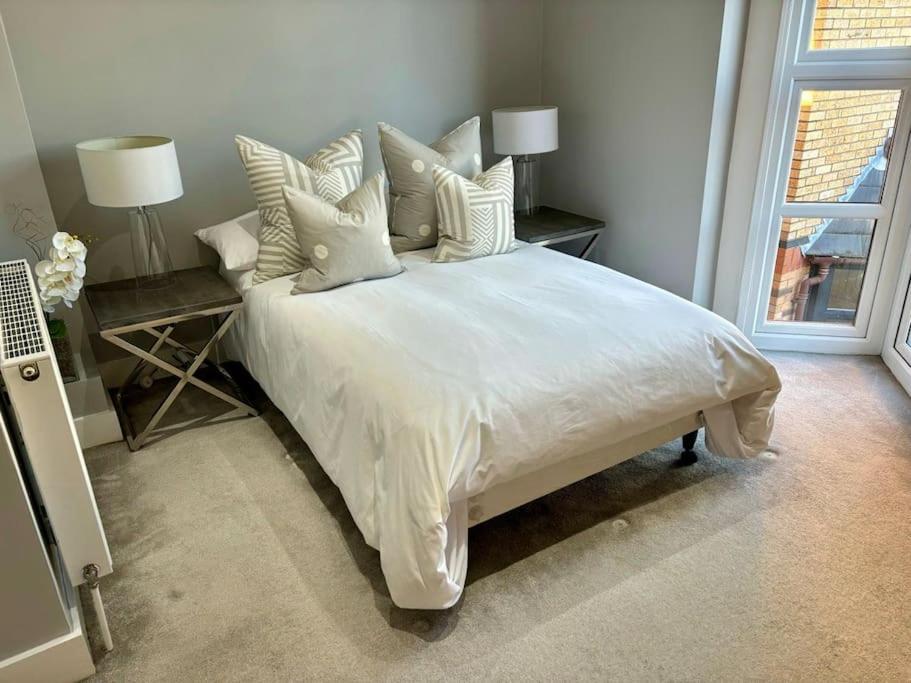 Entire Town House In Liverpool Marina view 3