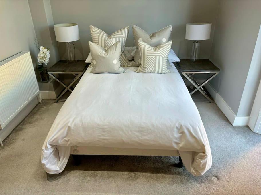 Entire Town House In Liverpool Marina view 4