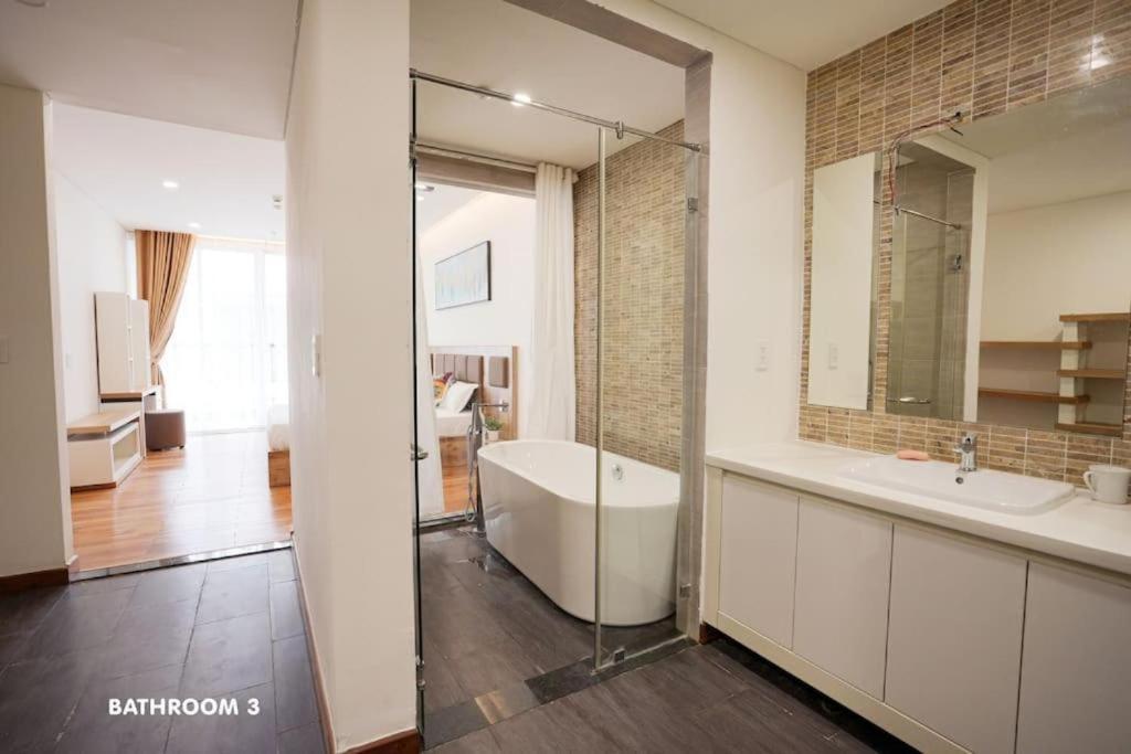 Modern & Charming Penthouse 5BRs in Da Nang Center view 2