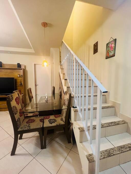 Casa Duplex com 2 suítes.
