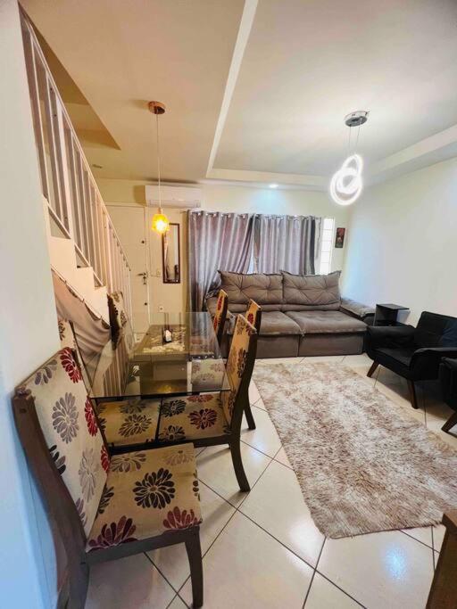 Casa Duplex com 2 suítes.