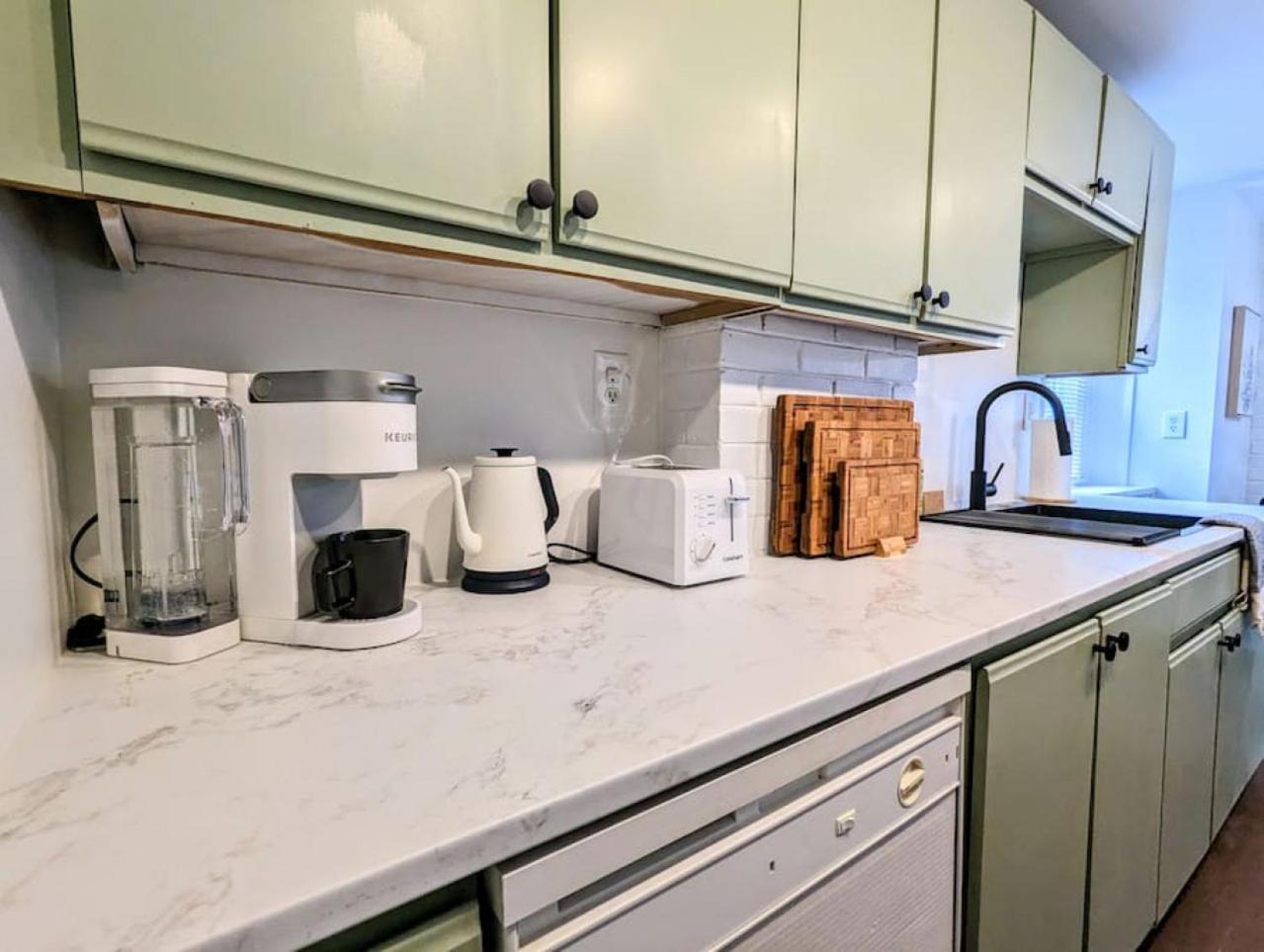 Stylish Retreat - 4 Min Downtown view 5