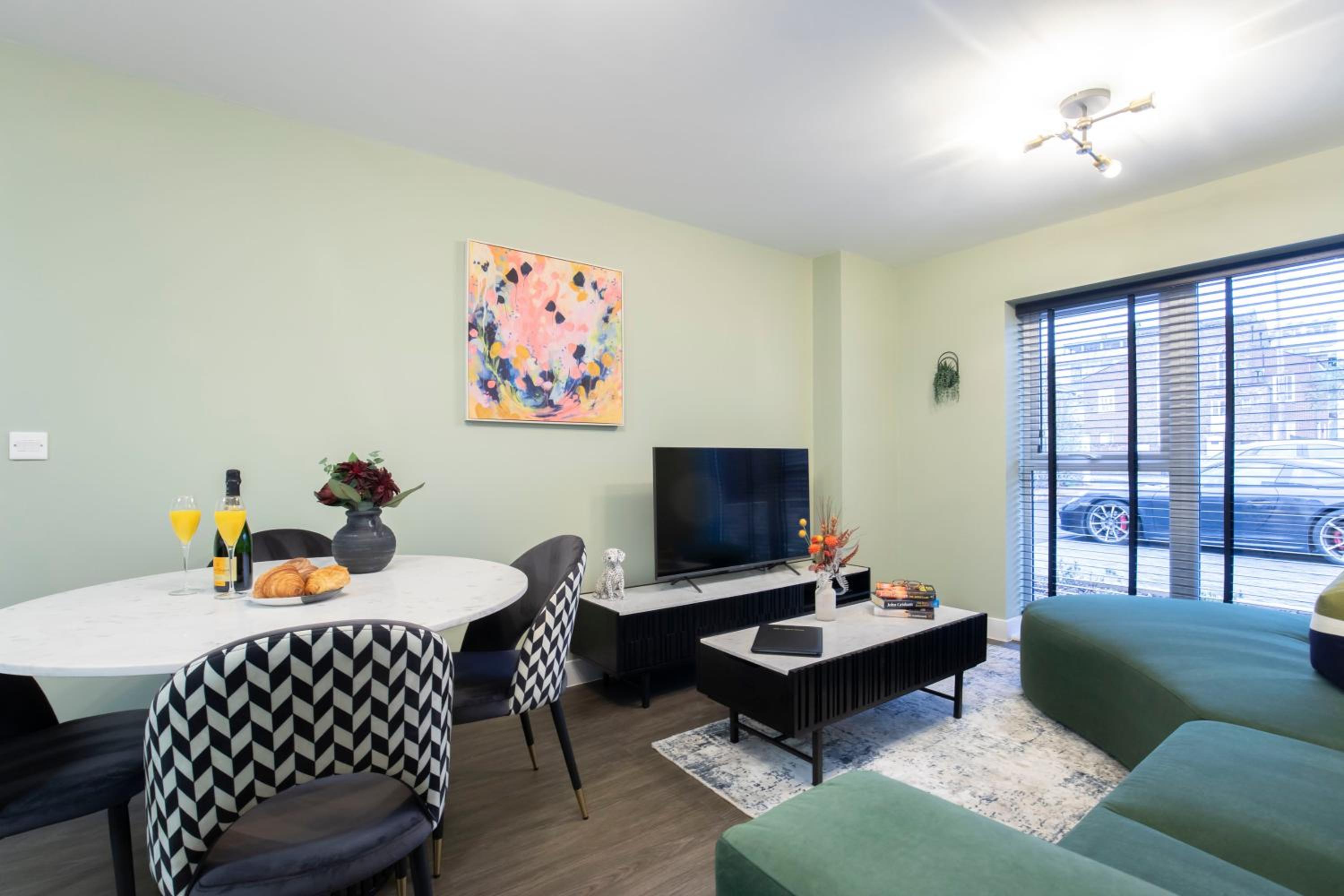 Elliot Oliver - Deluxe Two Bedroom Apartment With Parking & EV Charger view 4