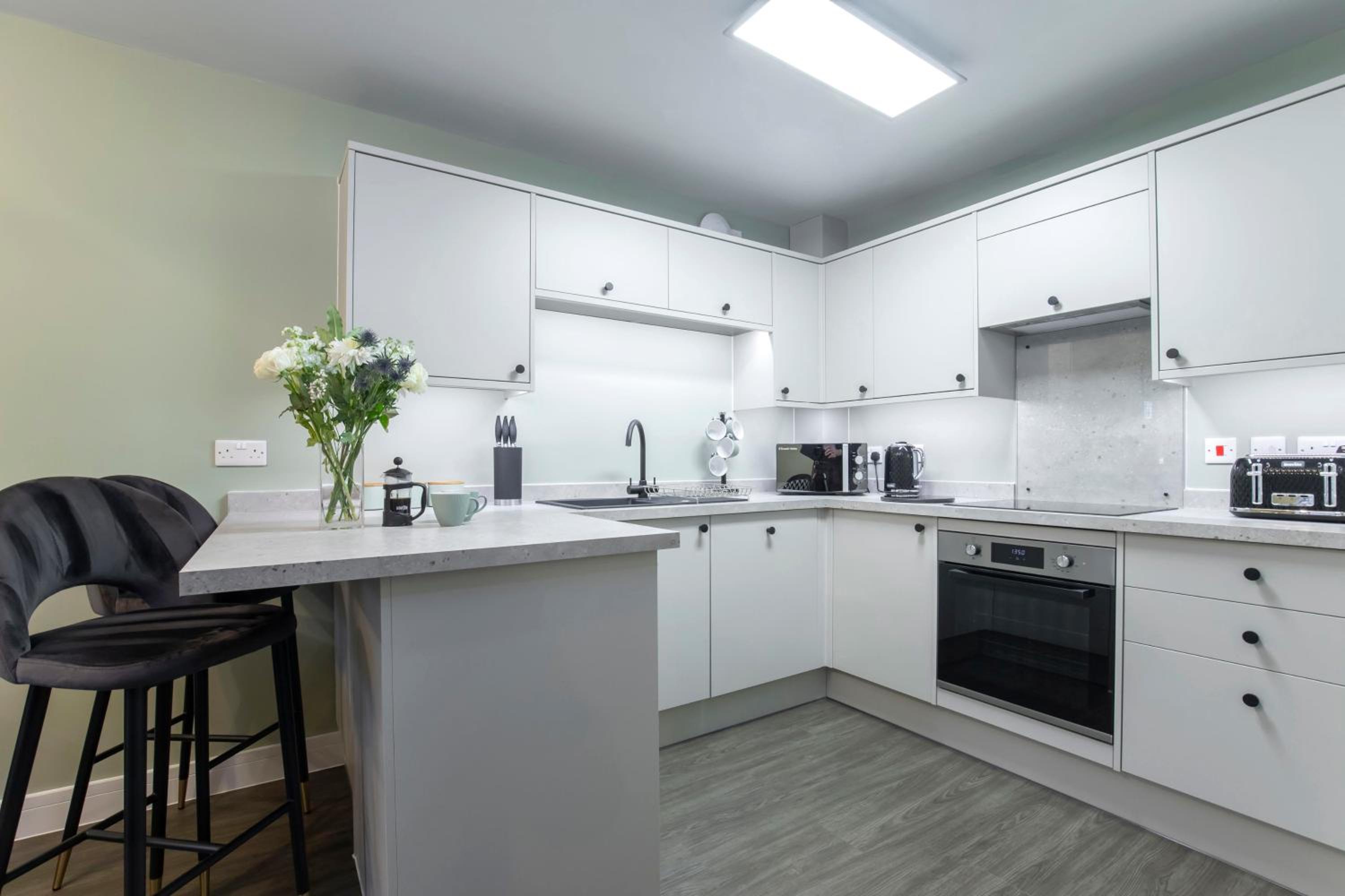 Elliot Oliver - Deluxe Two Bedroom Apartment With Parking & EV Charger view 2