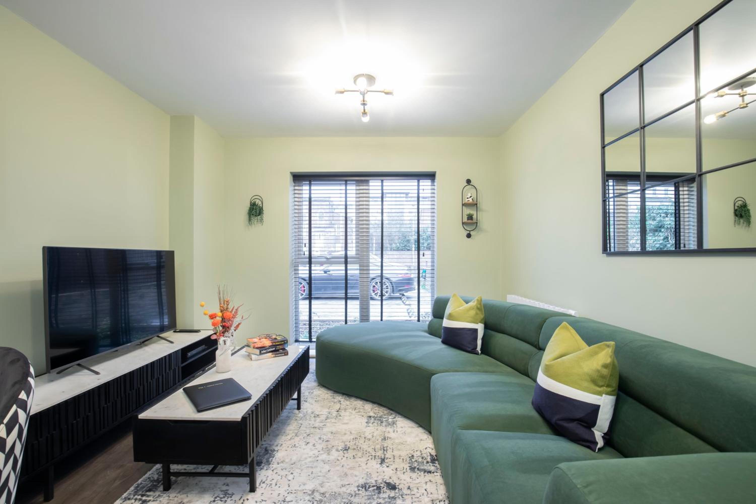Elliot Oliver - Deluxe Two Bedroom Apartment With Parking & EV Charger view 3