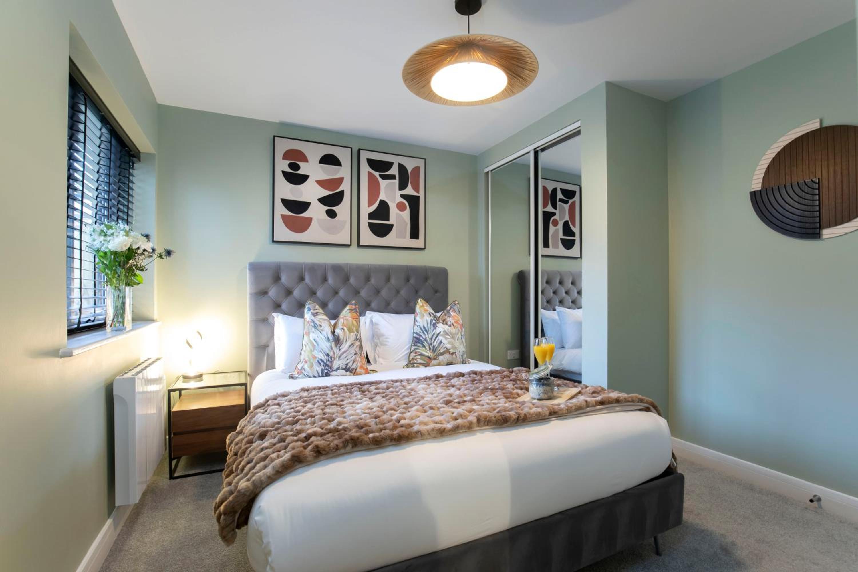 Elliot Oliver - Deluxe Two Bedroom Apartment With Parking & EV Charger view 5