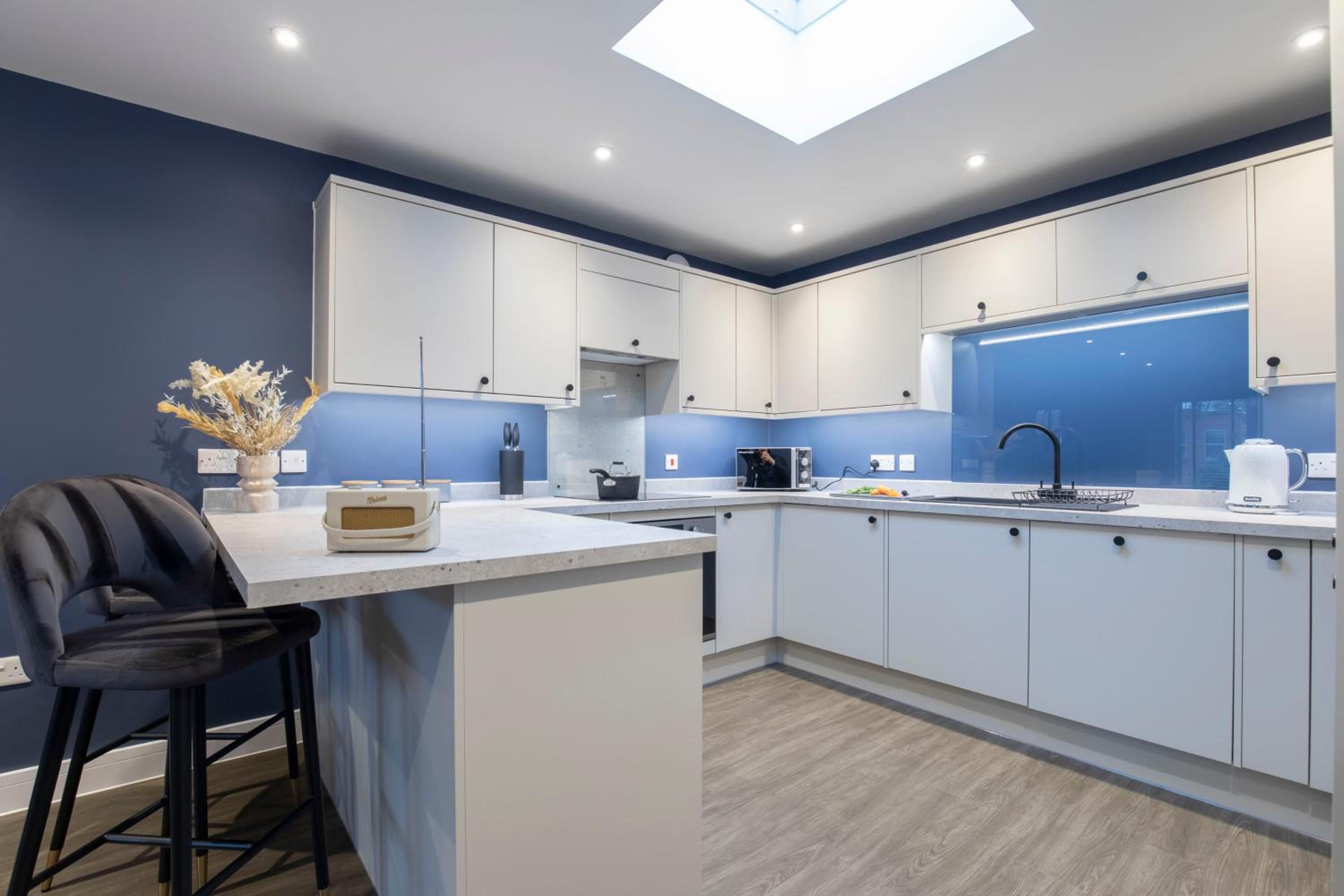 Elliot Oliver - Exquisite Two Bedroom Apartment With Garden, Parking & EV Charger view 2