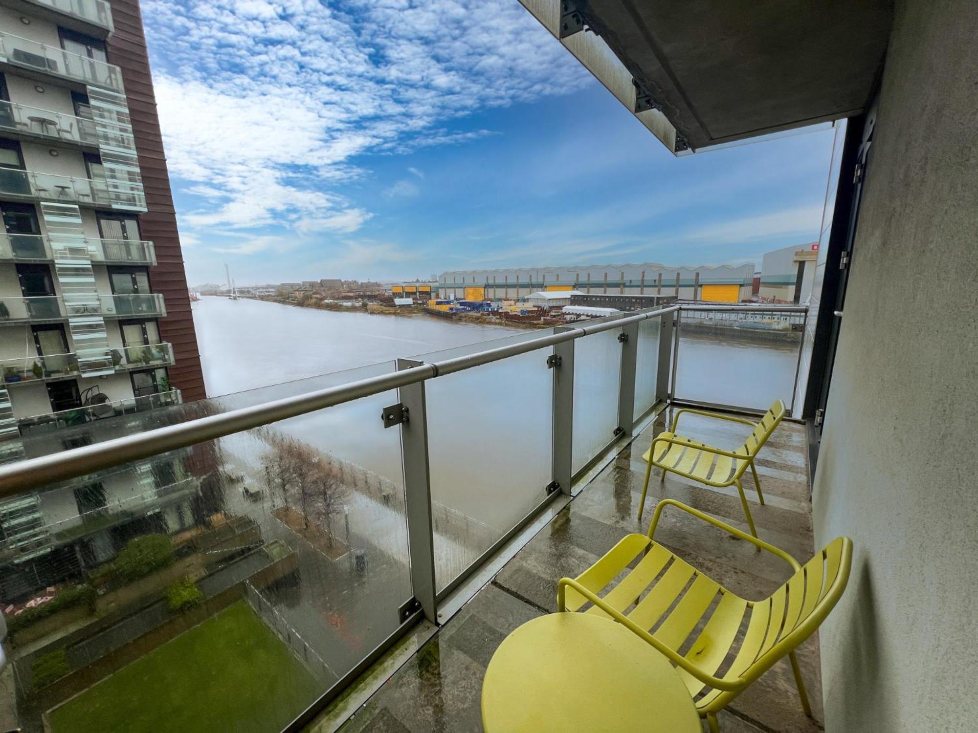 Riverside Retreat with Spectacular Views Glasgow