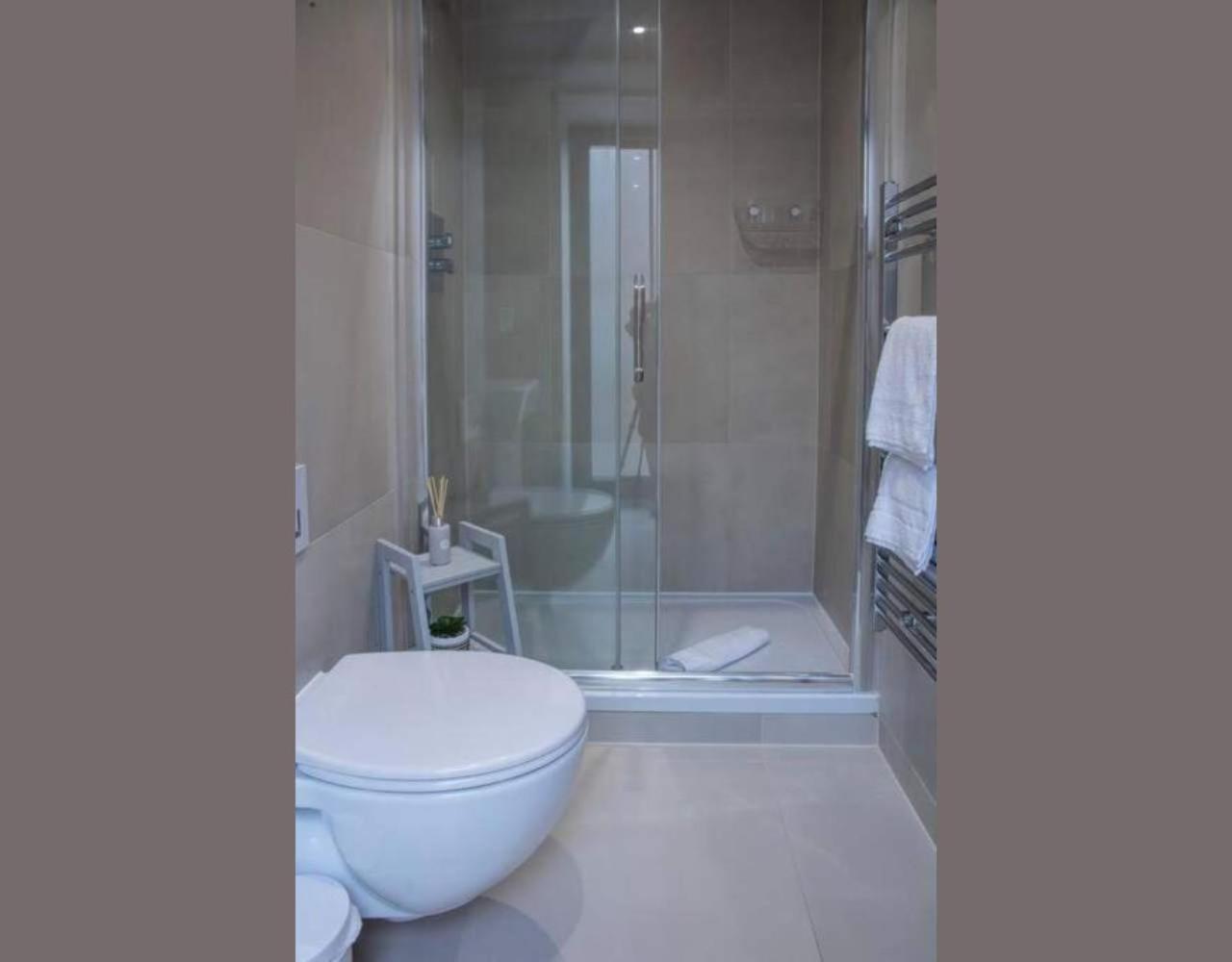 Westminster 2 bed 2 bath apartment with Air-Con