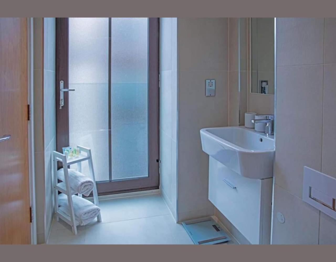 Westminster 2 bed 2 bath apartment with Air-Con