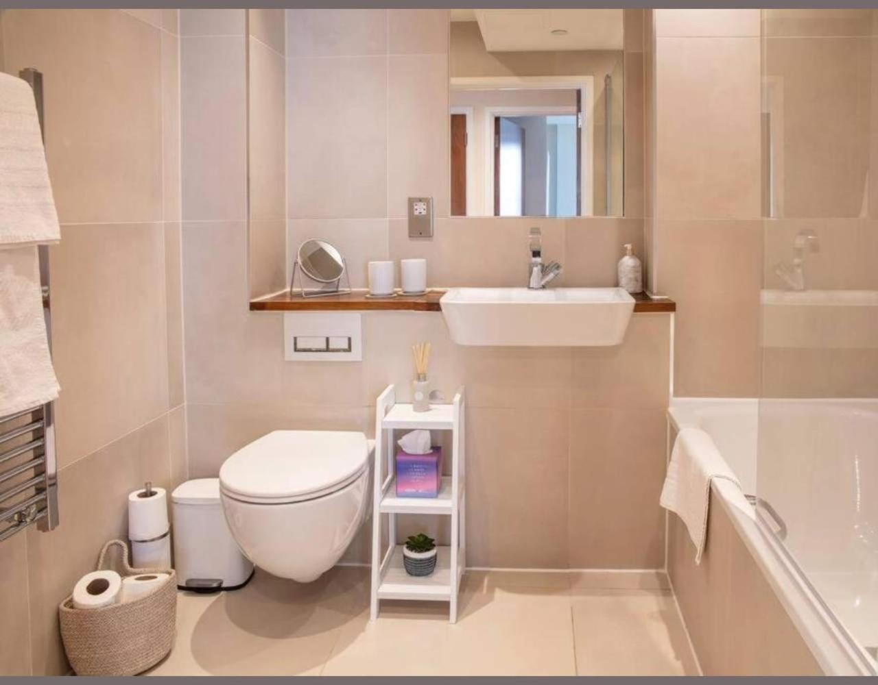 Westminster 2 bed 2 bath apartment with Air-Con