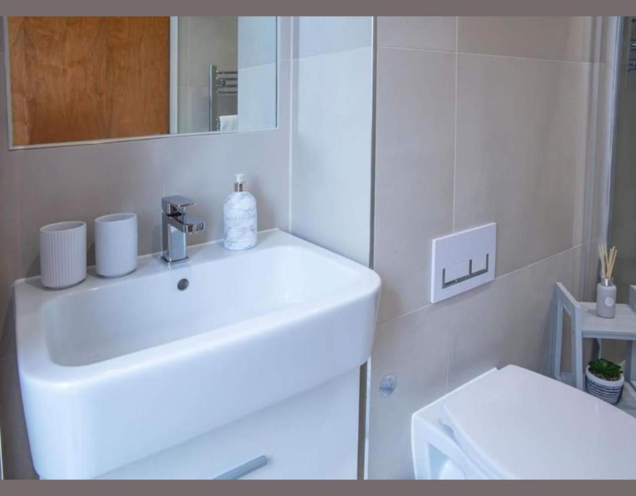 Westminster 2 bed 2 bath apartment with Air-Con