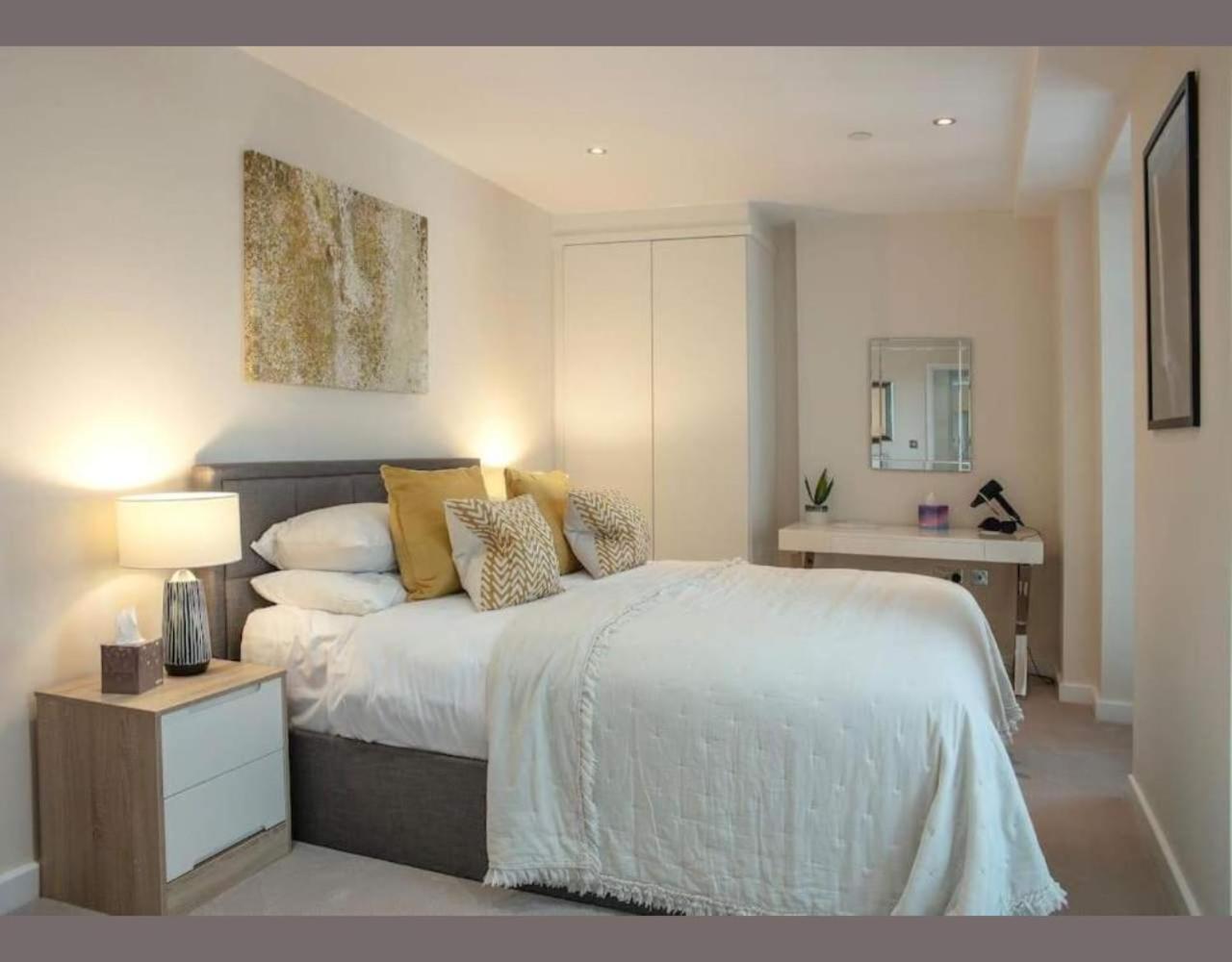 Westminster 2 bed 2 bath apartment with Air-Con