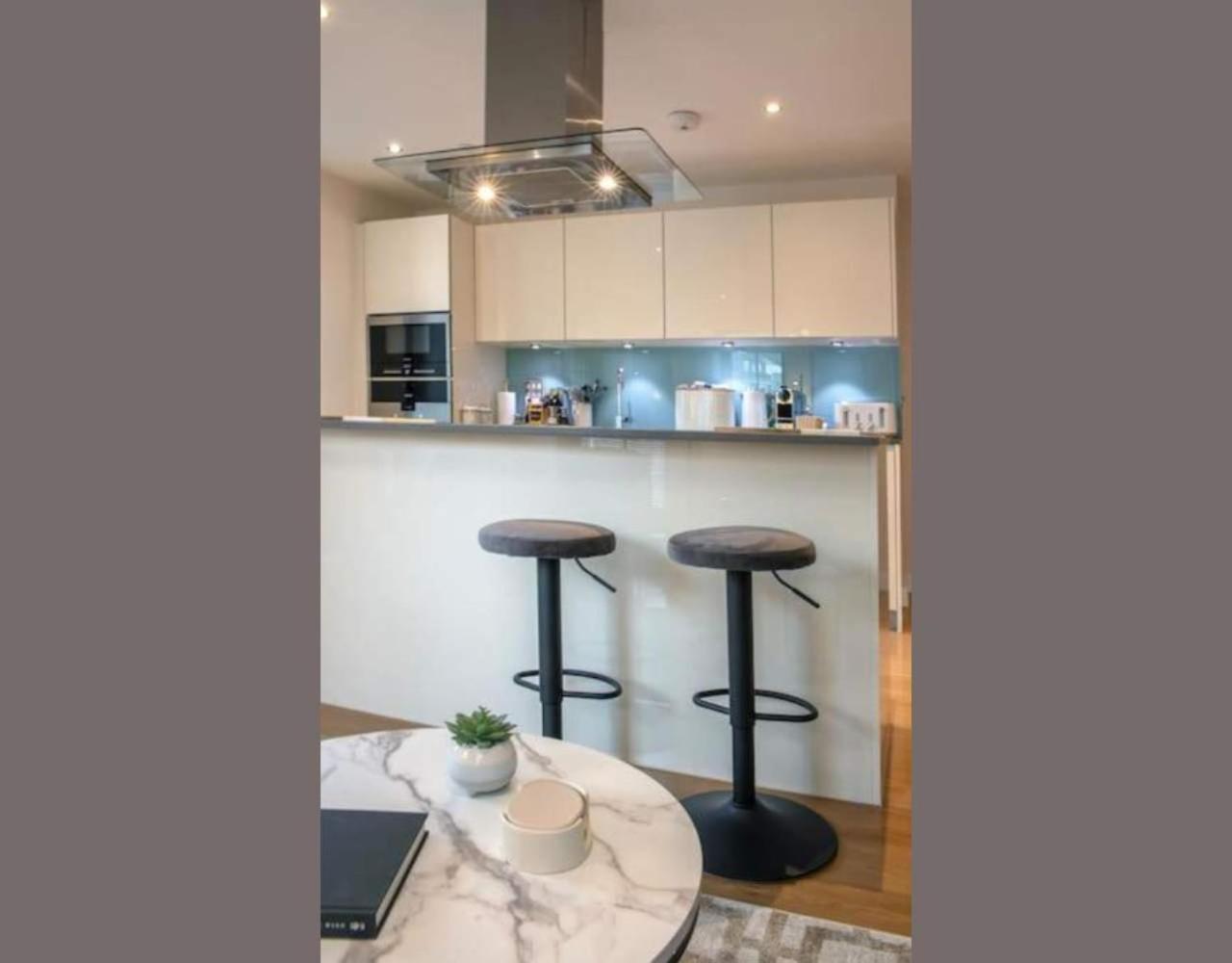Westminster 2 bed 2 bath apartment with Air-Con