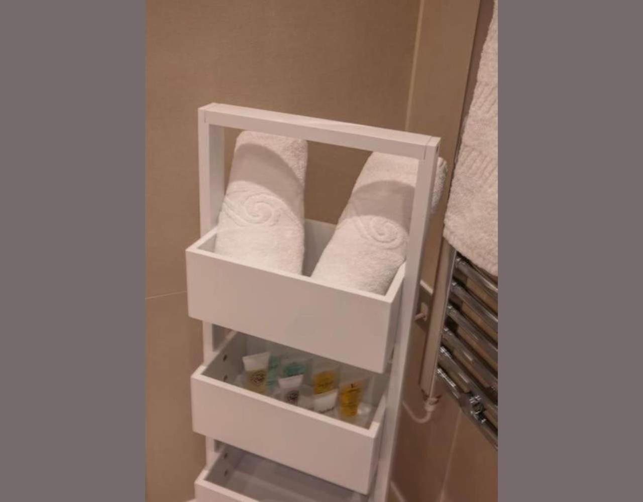 Westminster 2 bed 2 bath apartment with Air-Con