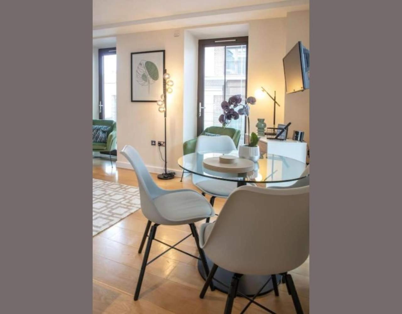 Westminster 2 bed 2 bath apartment with Air-Con