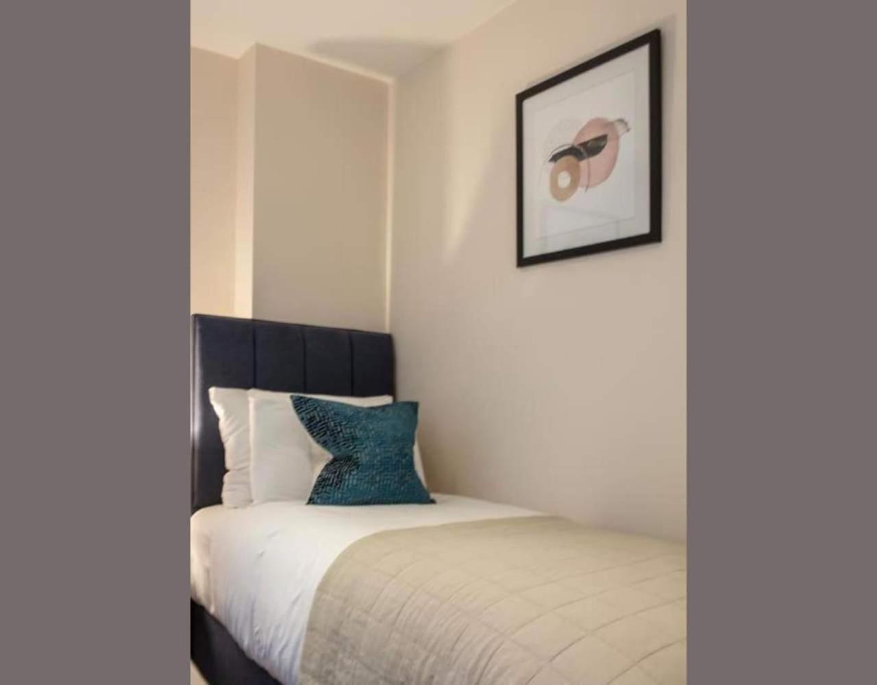 Westminster 2 bed 2 bath apartment with Air-Con