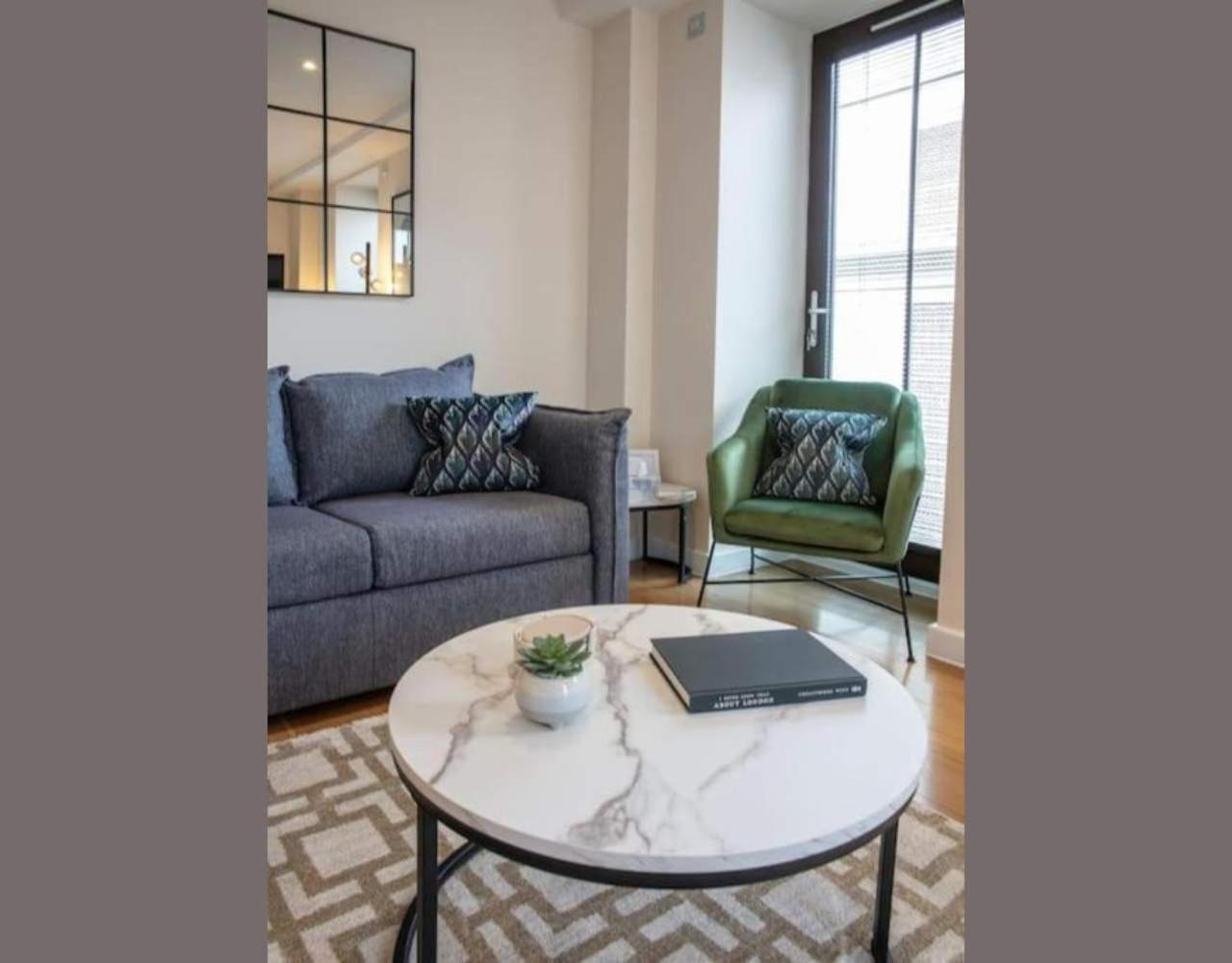 Westminster 2 bed 2 bath apartment with Air-Con