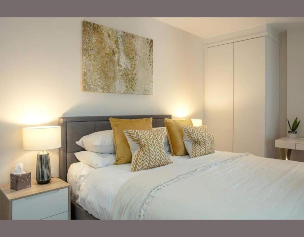 Westminster 2 bed 2 bath apartment with Air-Con