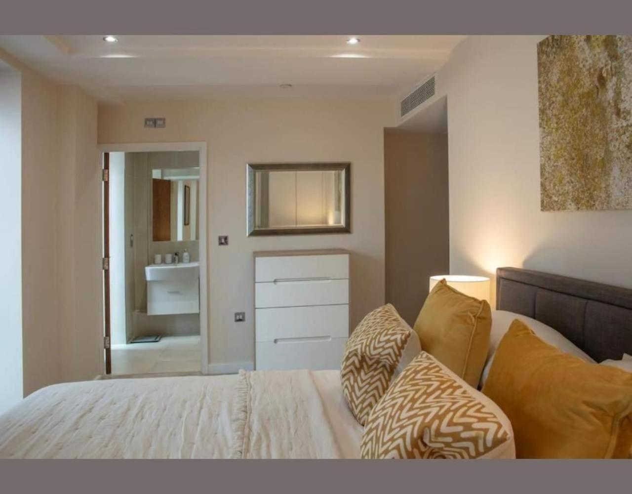 Westminster 2 bed 2 bath apartment with Air-Con