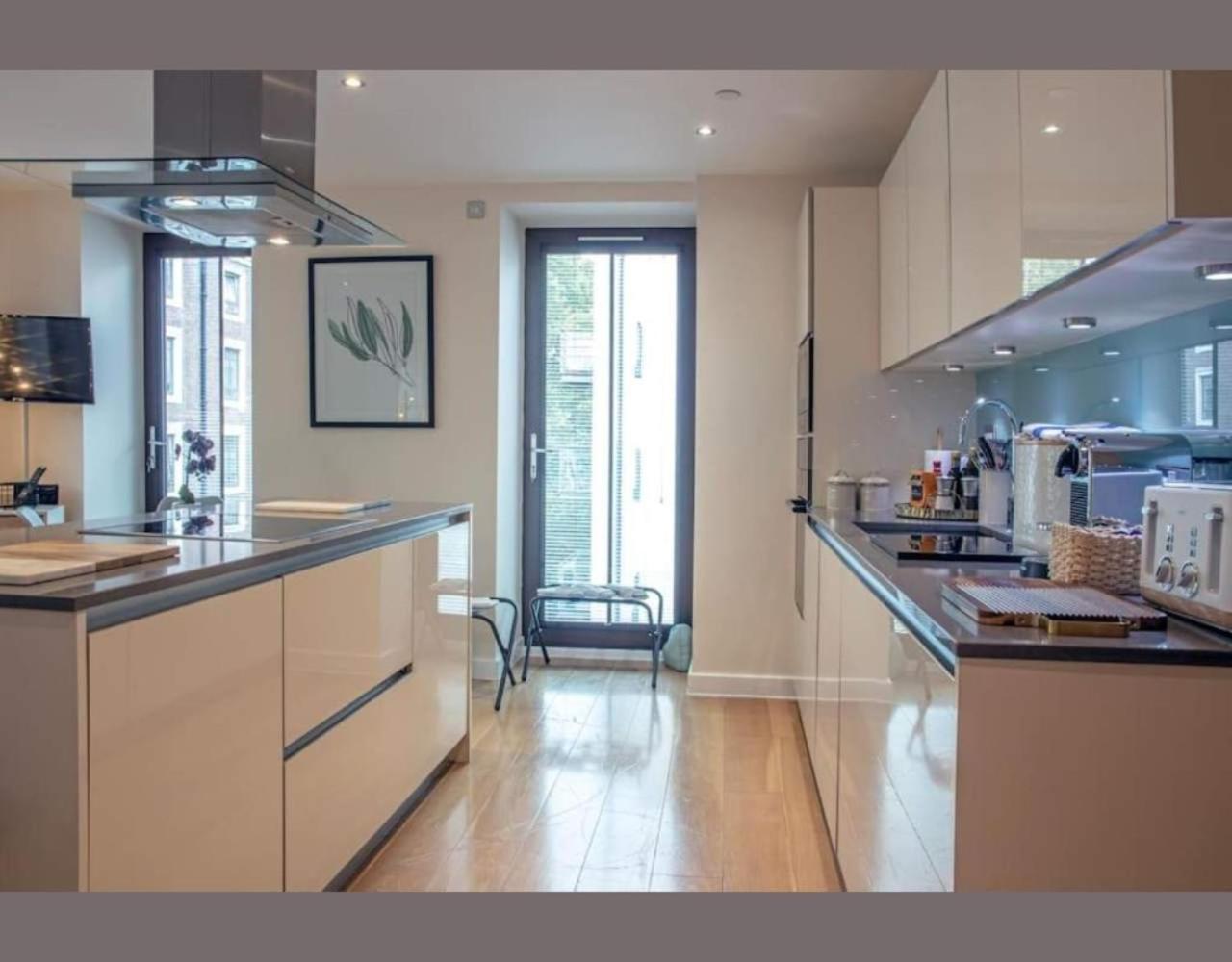 Westminster 2 bed 2 bath apartment with Air-Con
