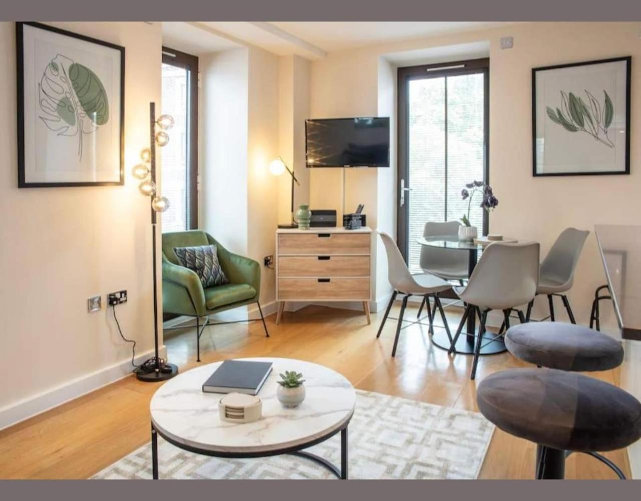 Westminster 2 bed 2 bath apartment with Air-Con