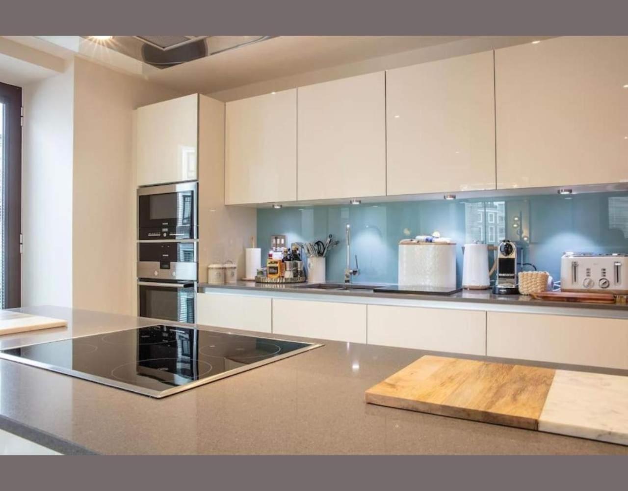 Westminster 2 bed 2 bath apartment with Air-Con