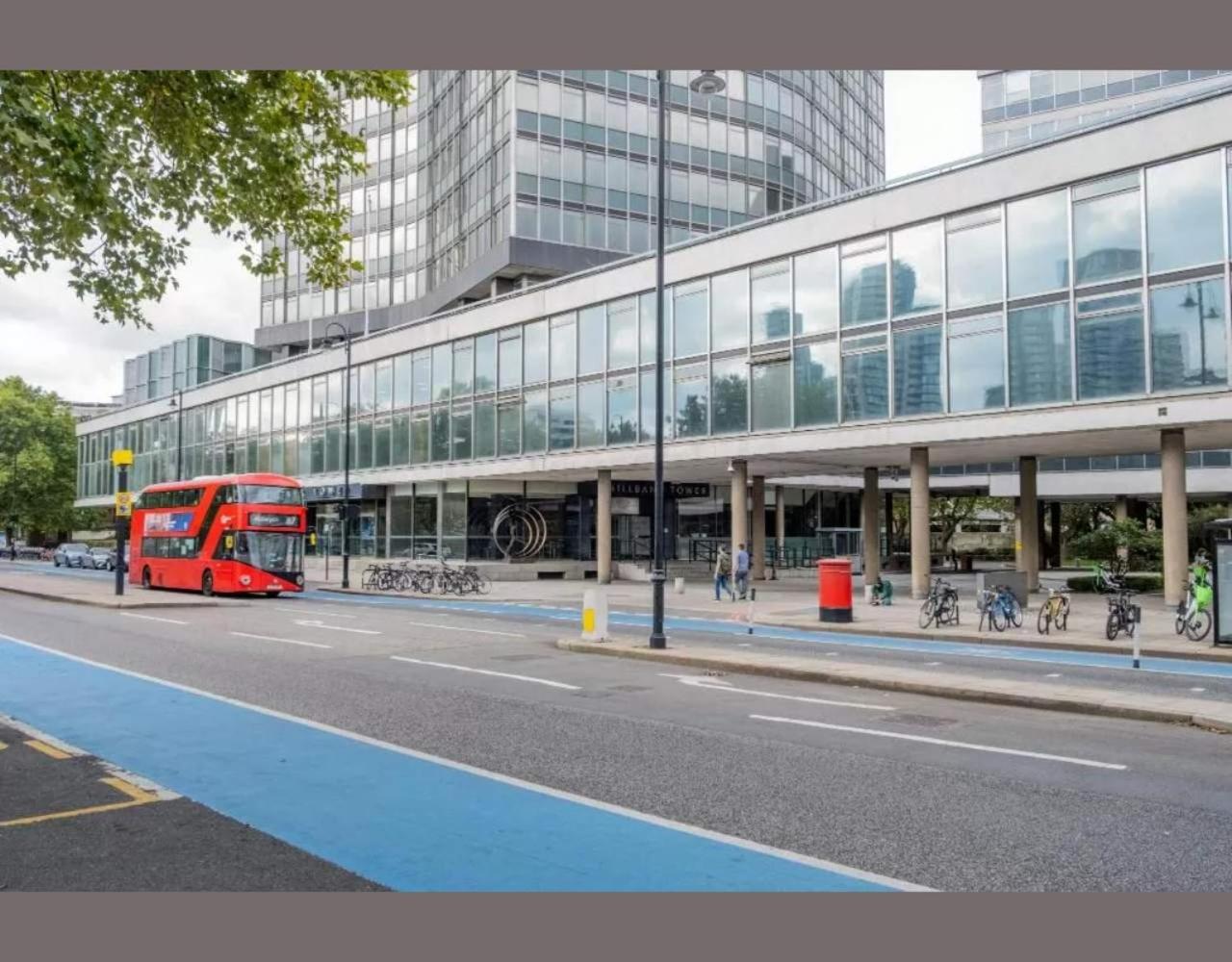 Westminster 2 bed 2 bath apartment with Air-Con