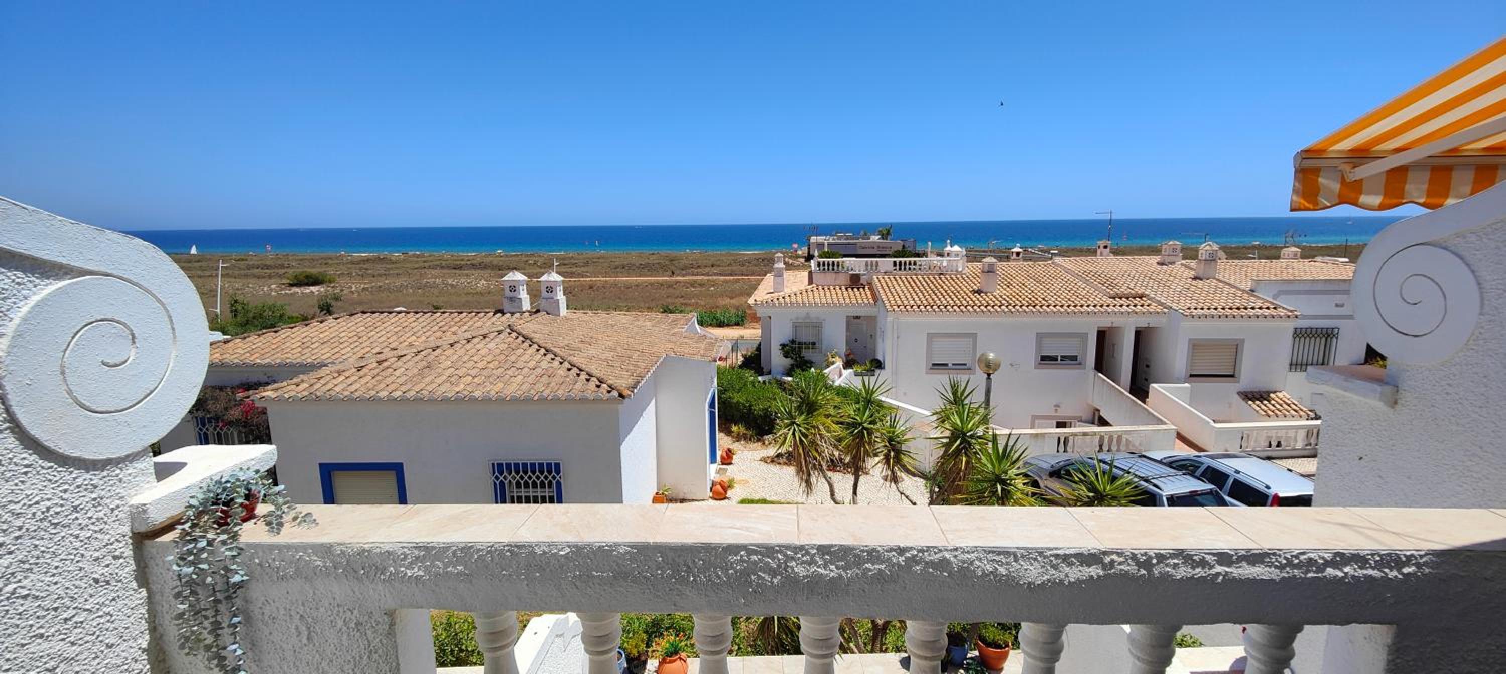 The Swallow's rest beach house - Meia Praia view 5