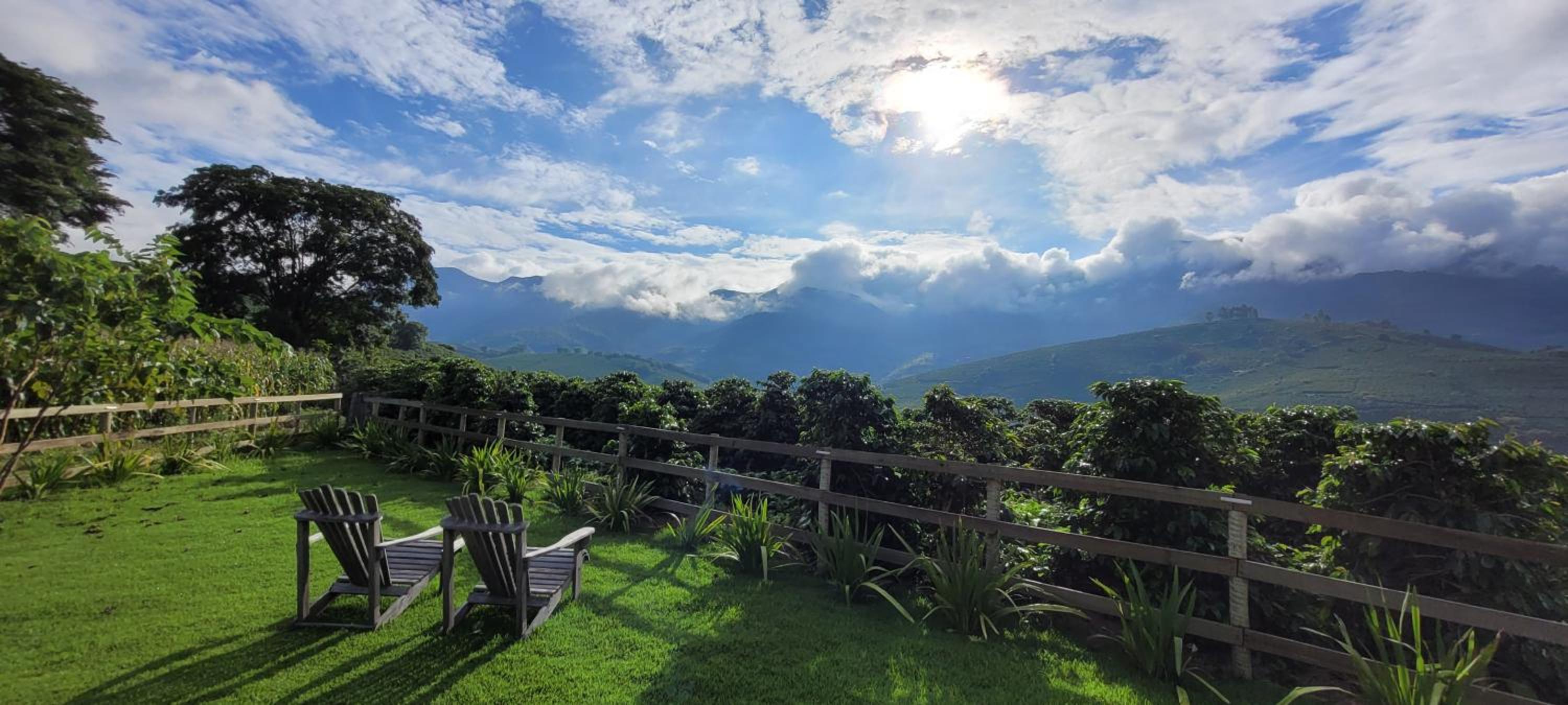 Monte Paraíso - banheira e vista da Pedra Menina