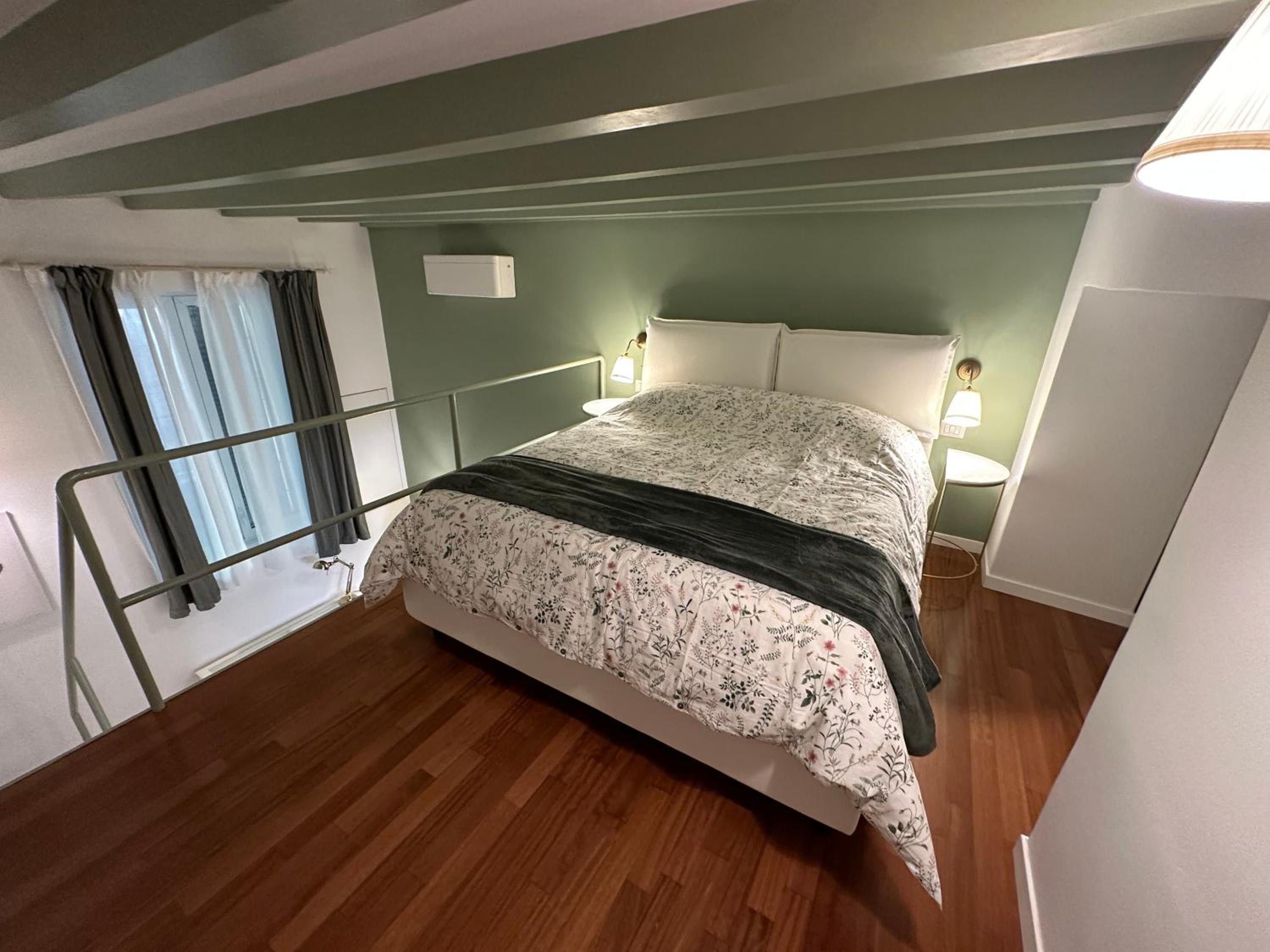 Flowers, a cozy suite in Milan