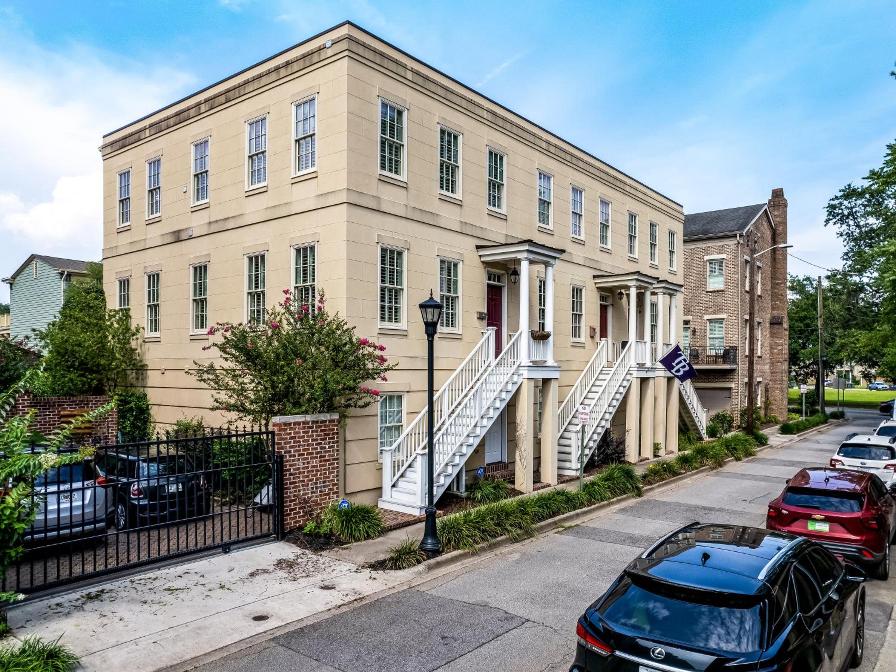 Gorgeous Home by Crawford Square w Private Parking, Heated Pool Access by Southern Belle Savannah