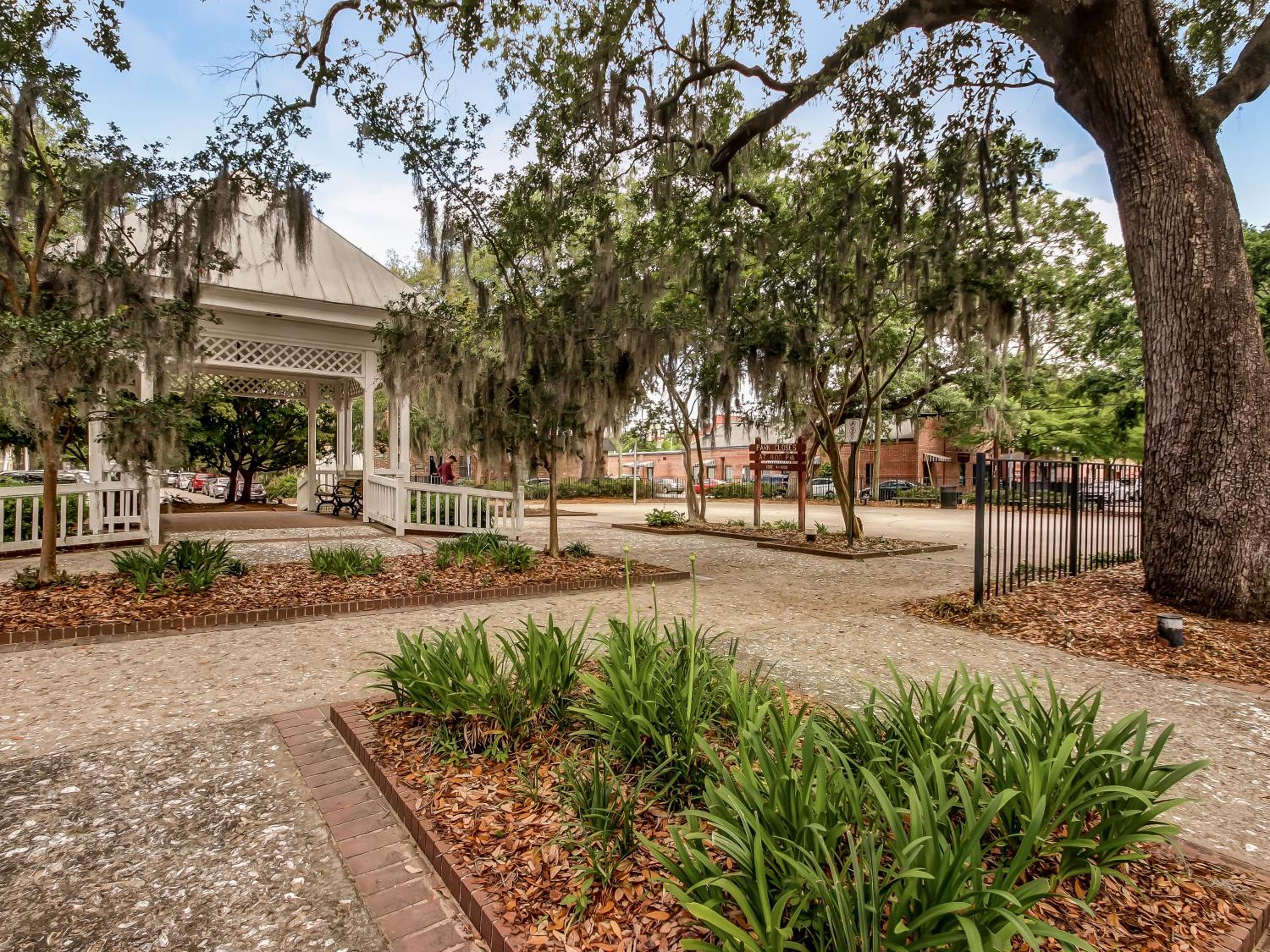 Gorgeous Home by Crawford Square w Private Parking, Heated Pool Access by Southern Belle Savannah