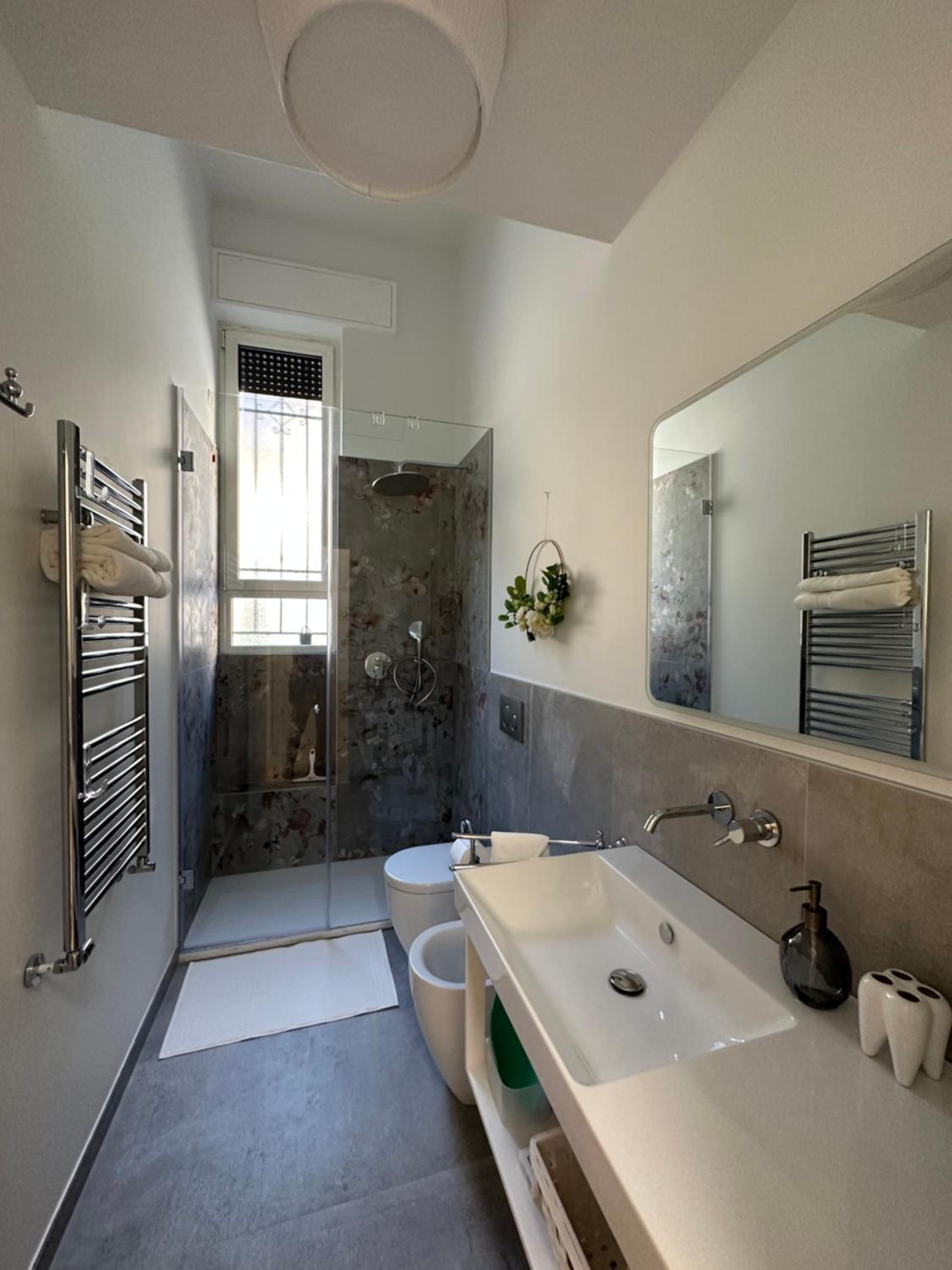 Flowers, a cozy suite in Milan