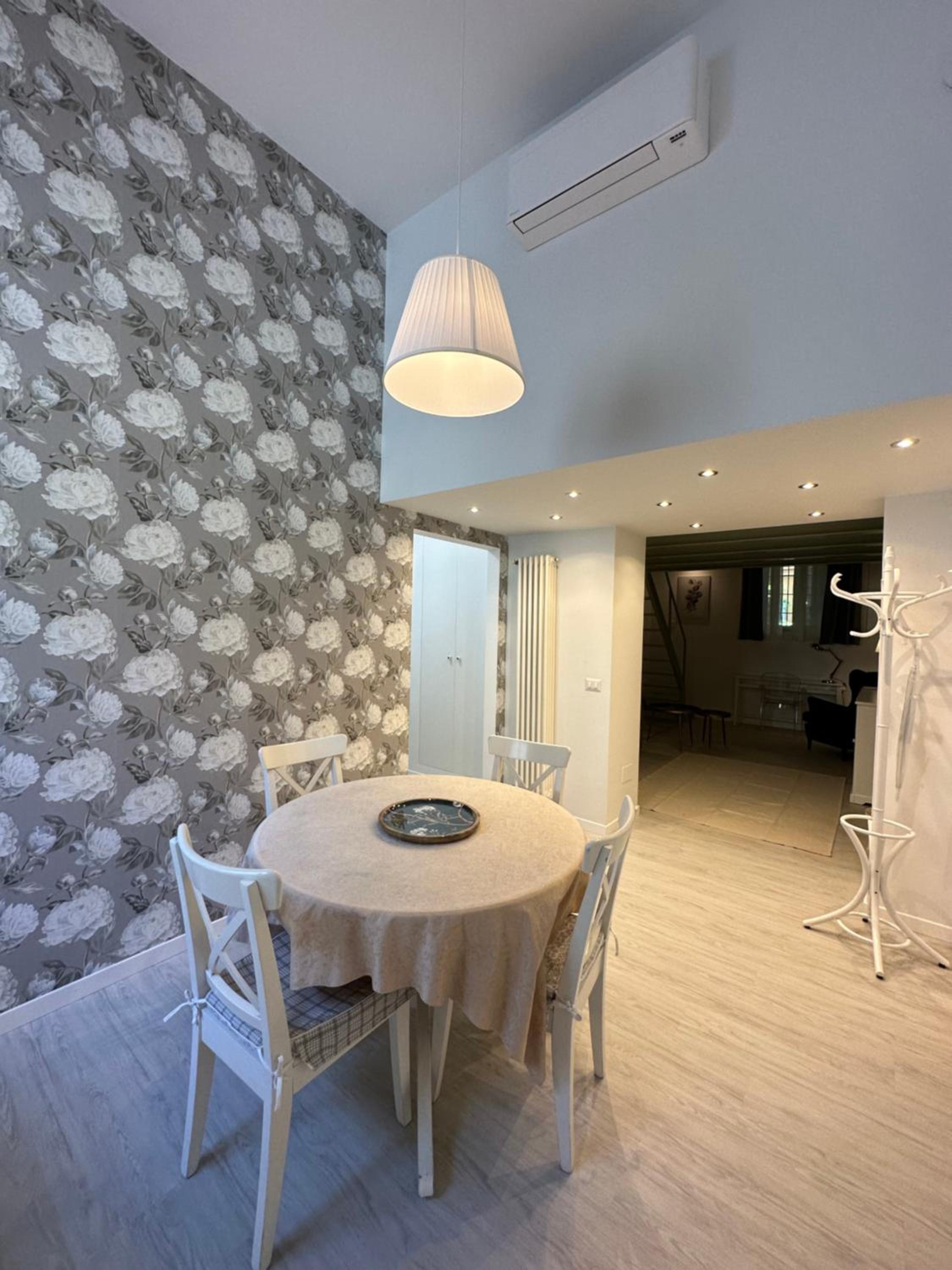 Flowers, a cozy suite in Milan