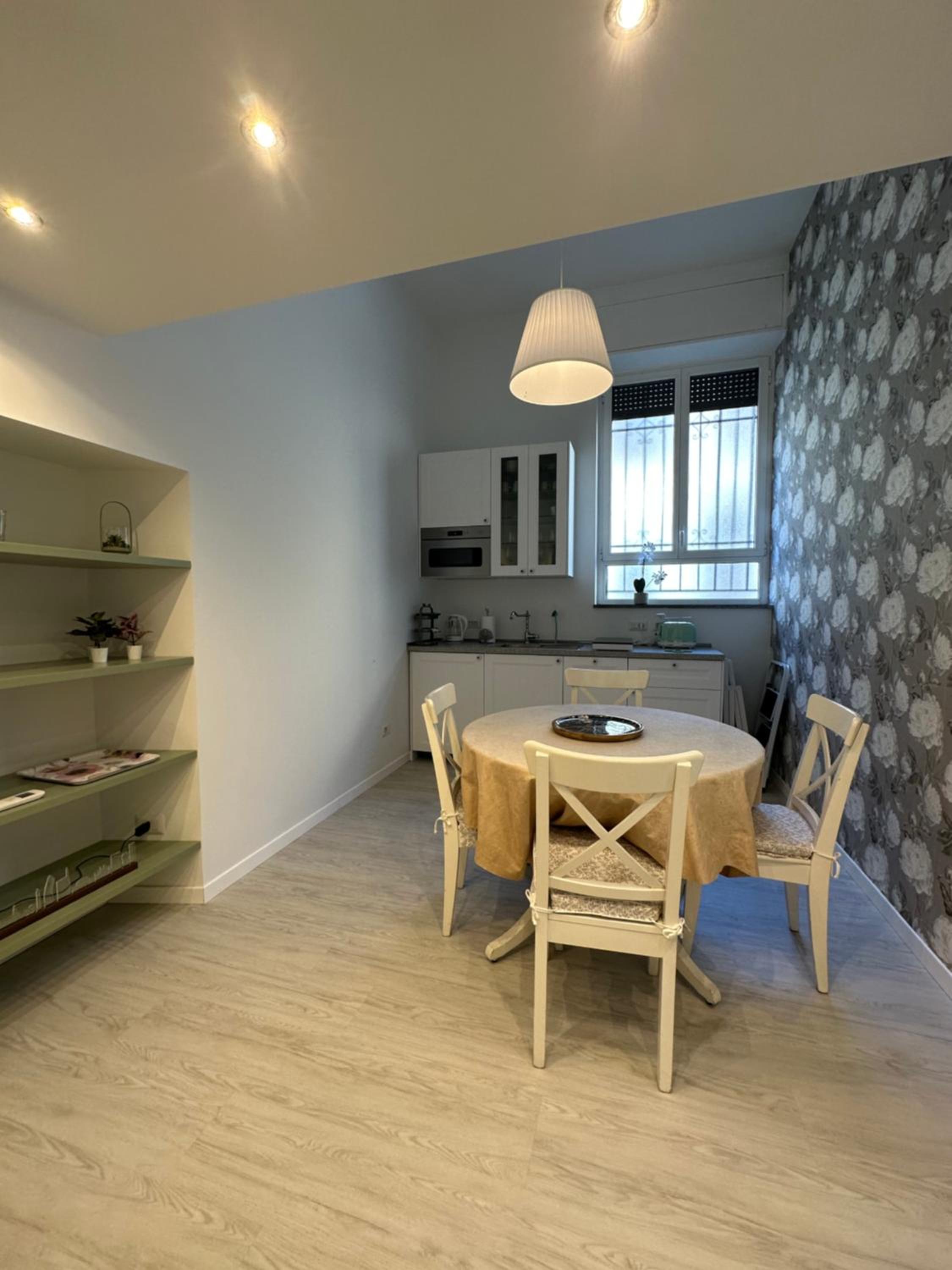 Flowers, a cozy suite in Milan