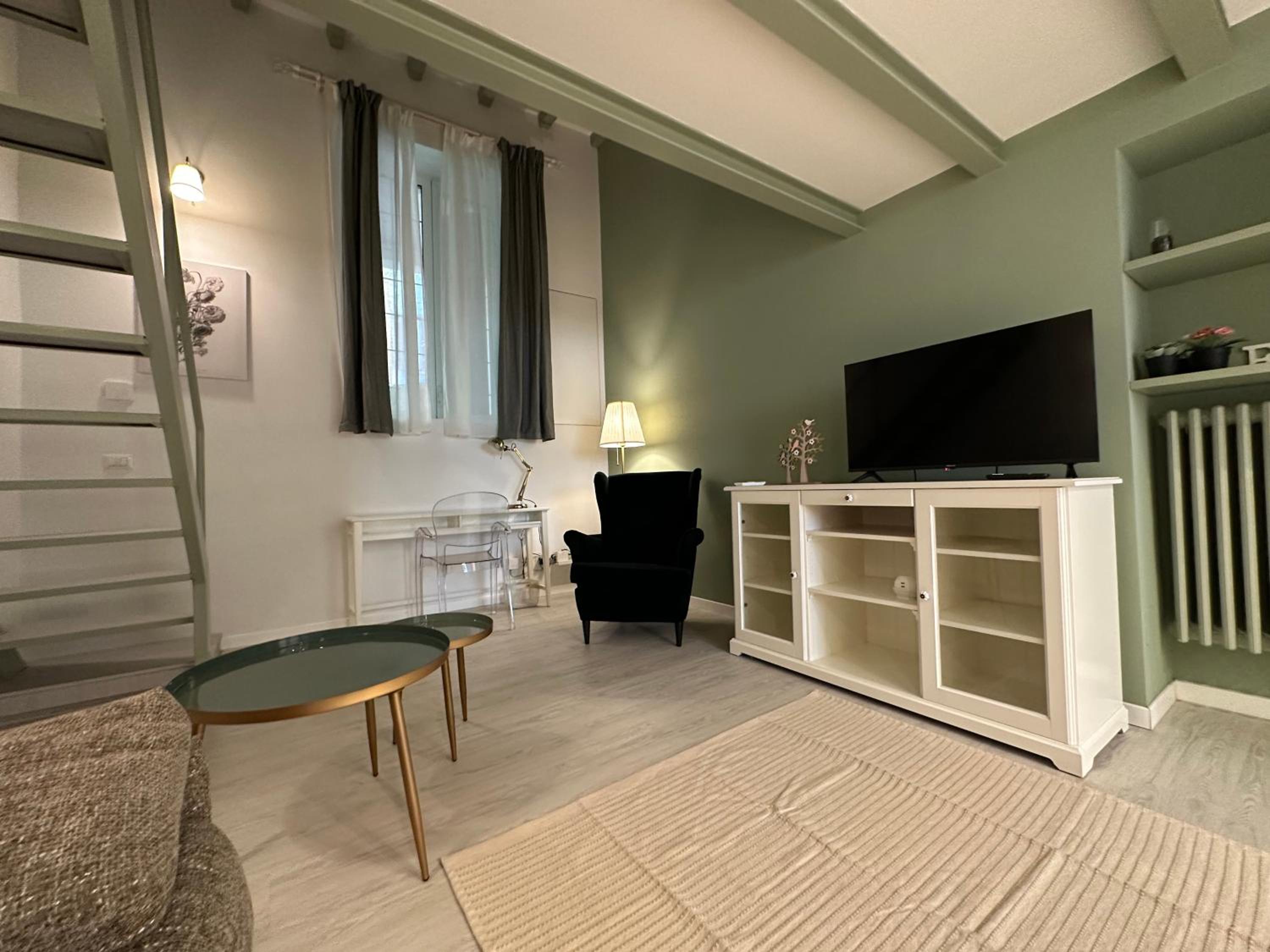 Flowers, a cozy suite in Milan