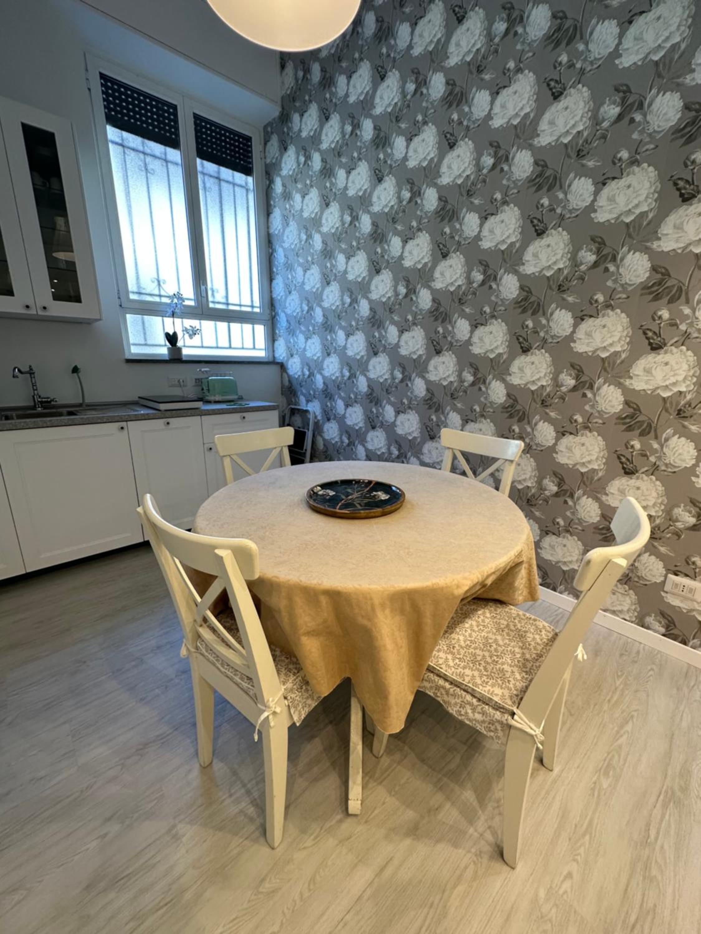 Flowers, a cozy suite in Milan