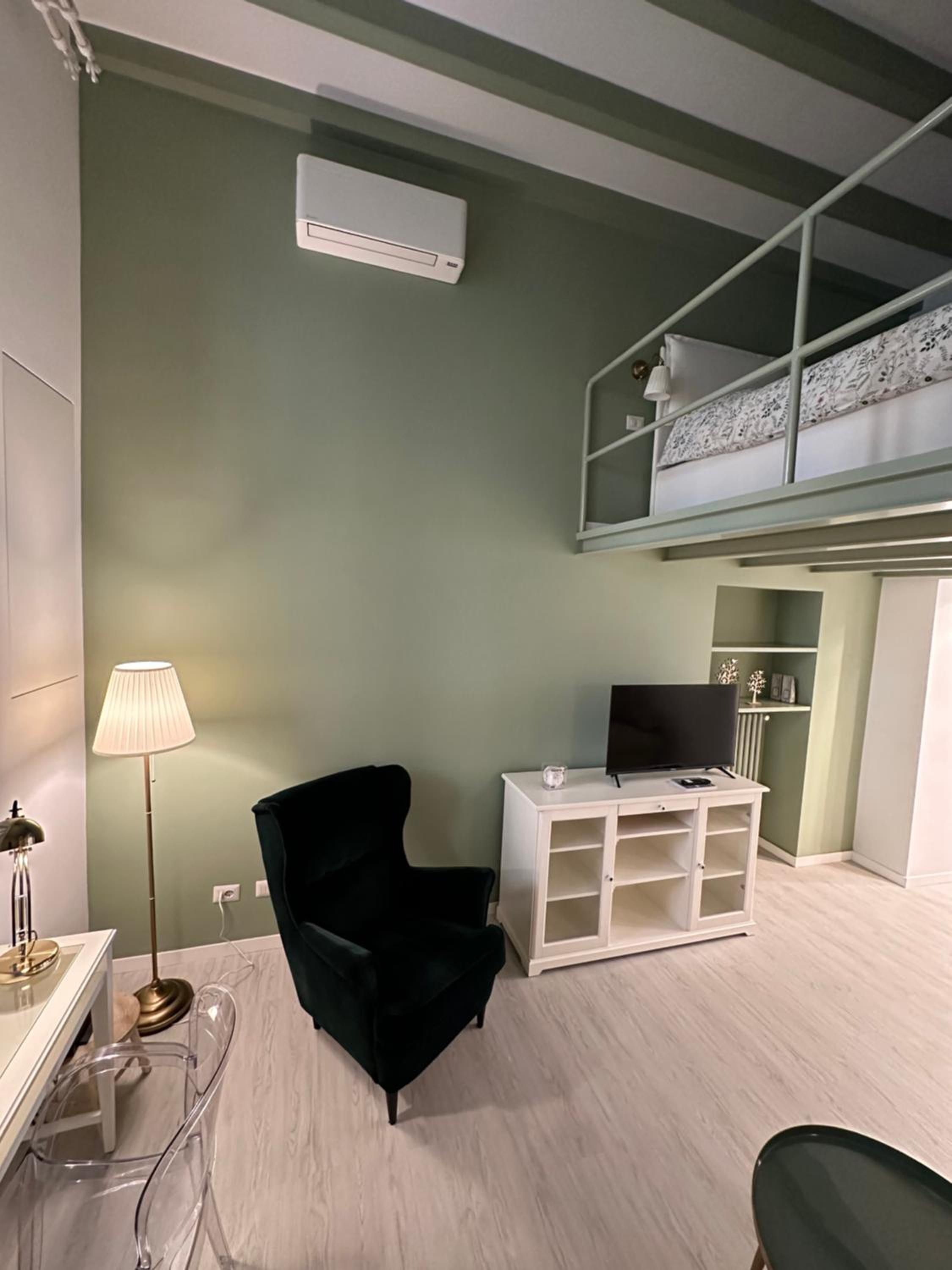 Flowers, a cozy suite in Milan