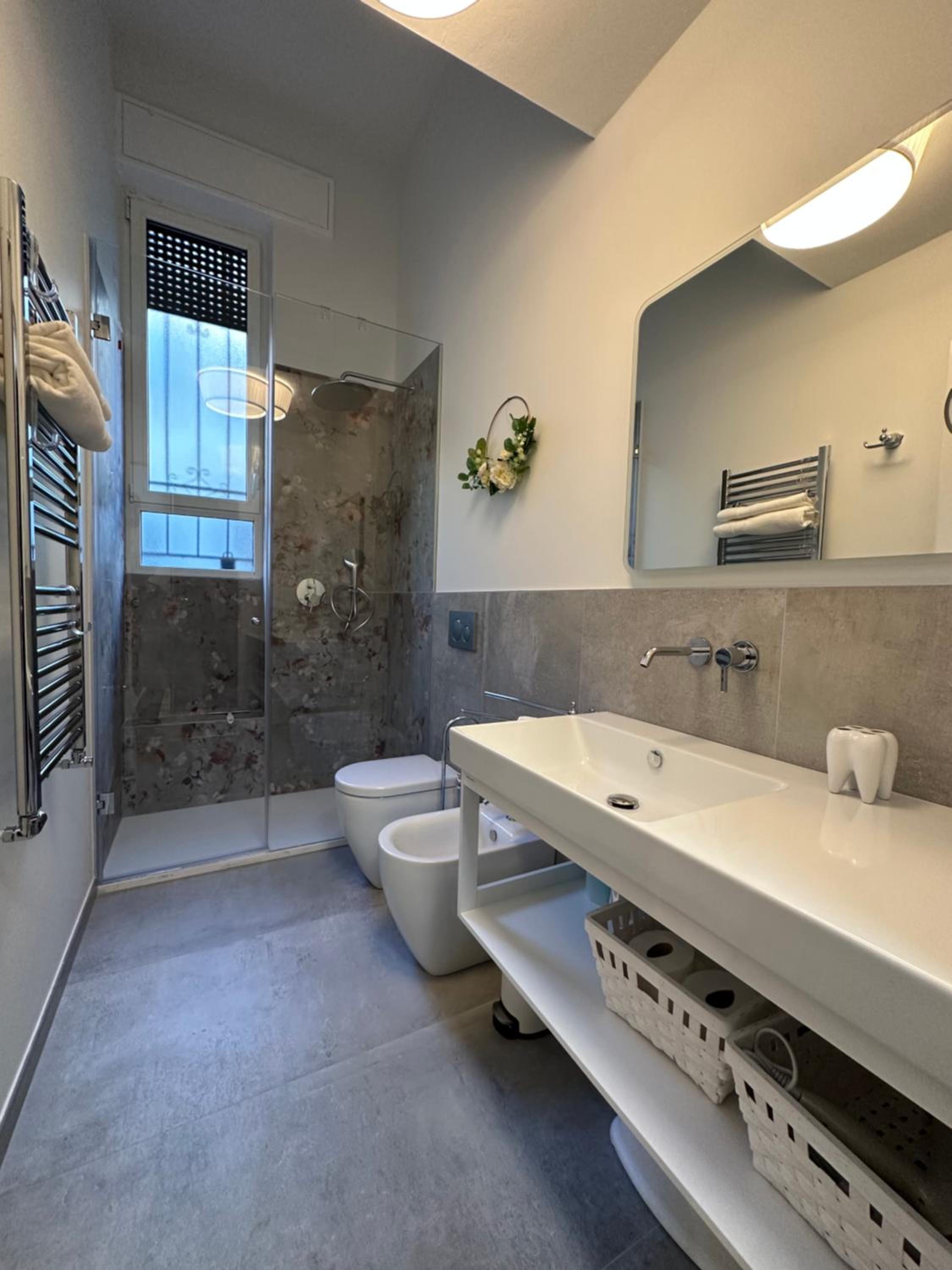 Flowers, a cozy suite in Milan